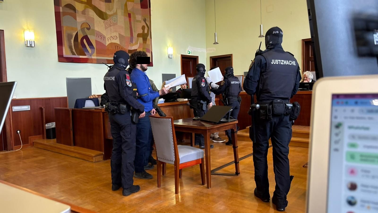Beran A. und Arda K. auf der Anklagebank im Landesgericht Wr. Neustadt – Komplize Hasan E wartet in Riad (Saudi Arabien) auf sein Urteil