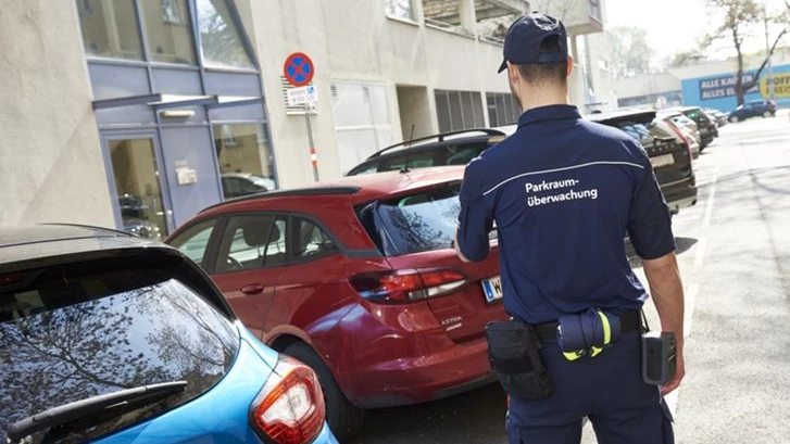 Mitarbeiter der Parkraumüberwachung überprüft Autos. 
