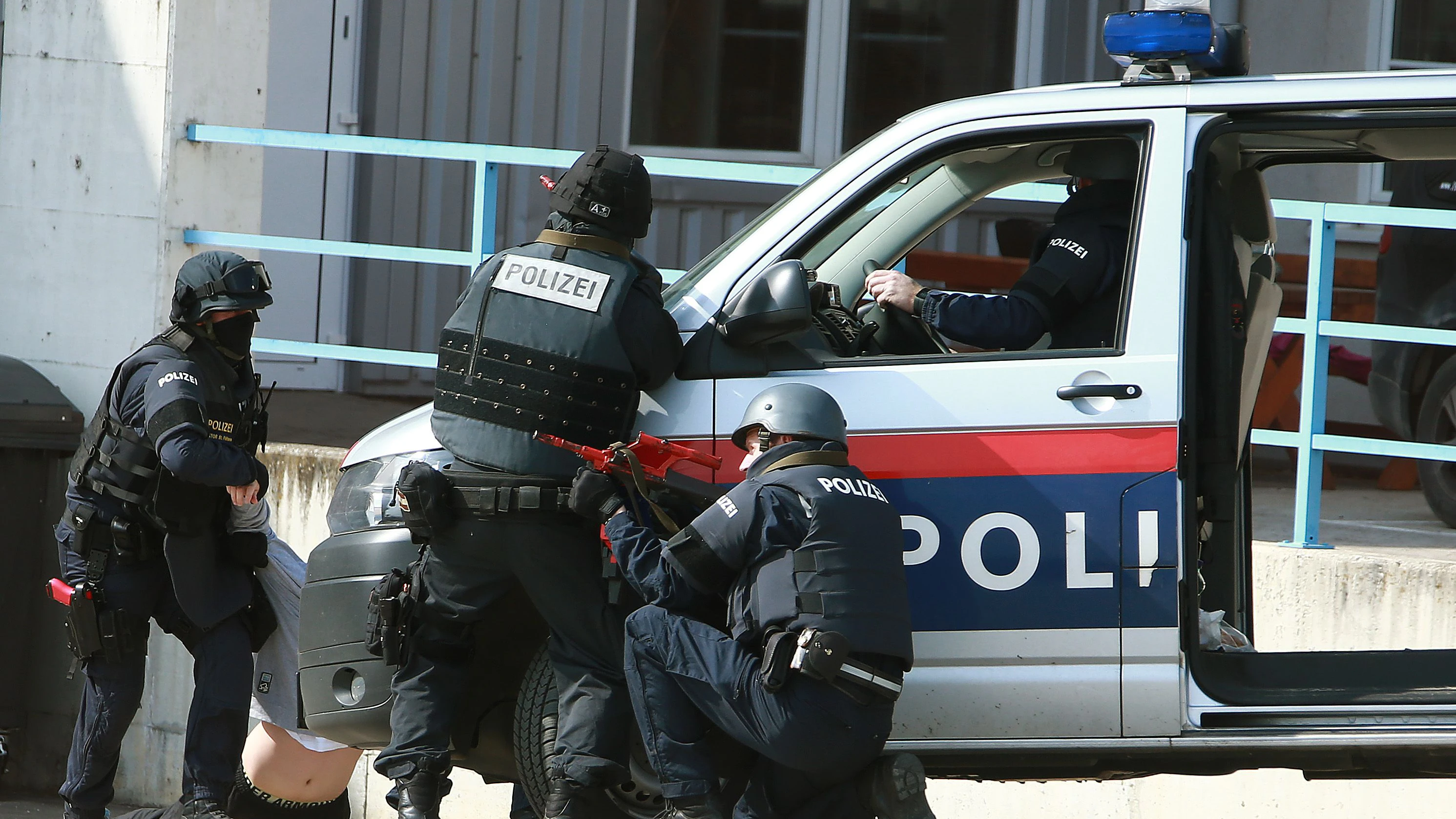 An der Schule findet gerade ein Cobra-Einsatz statt. (Symbolbild)