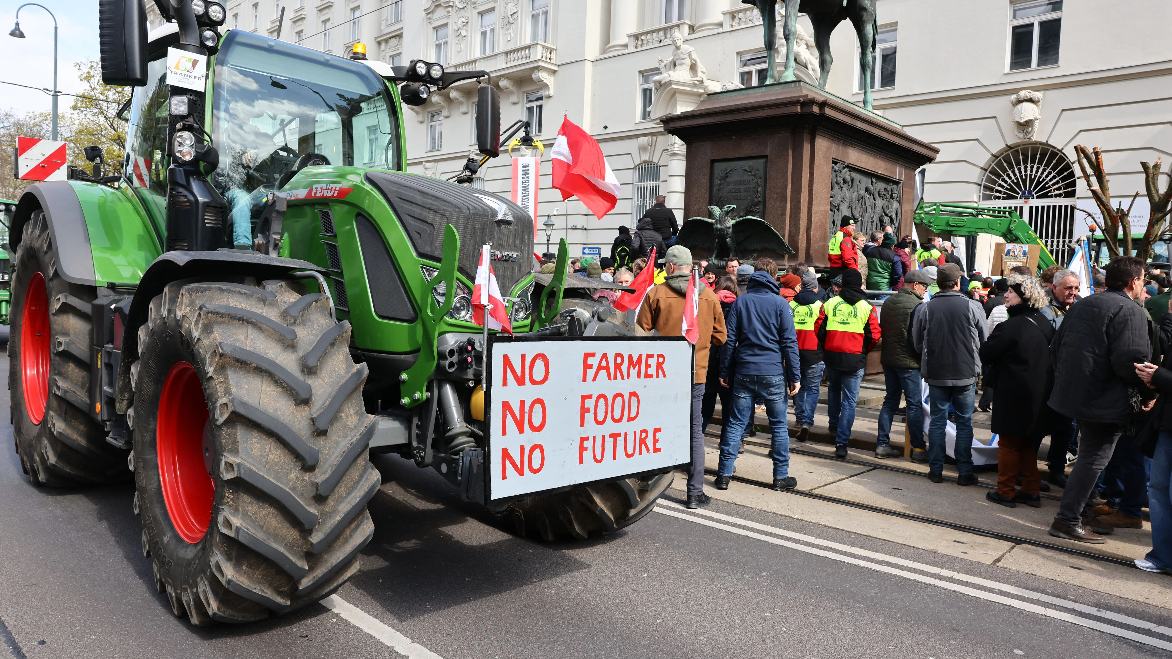 20260401 / bauern demo für bessere zukunft der landwirtschaft 200 traktoren vor dem landwirtschaftsministerium in wien / foto: sabine hertel / tageszeitung heute