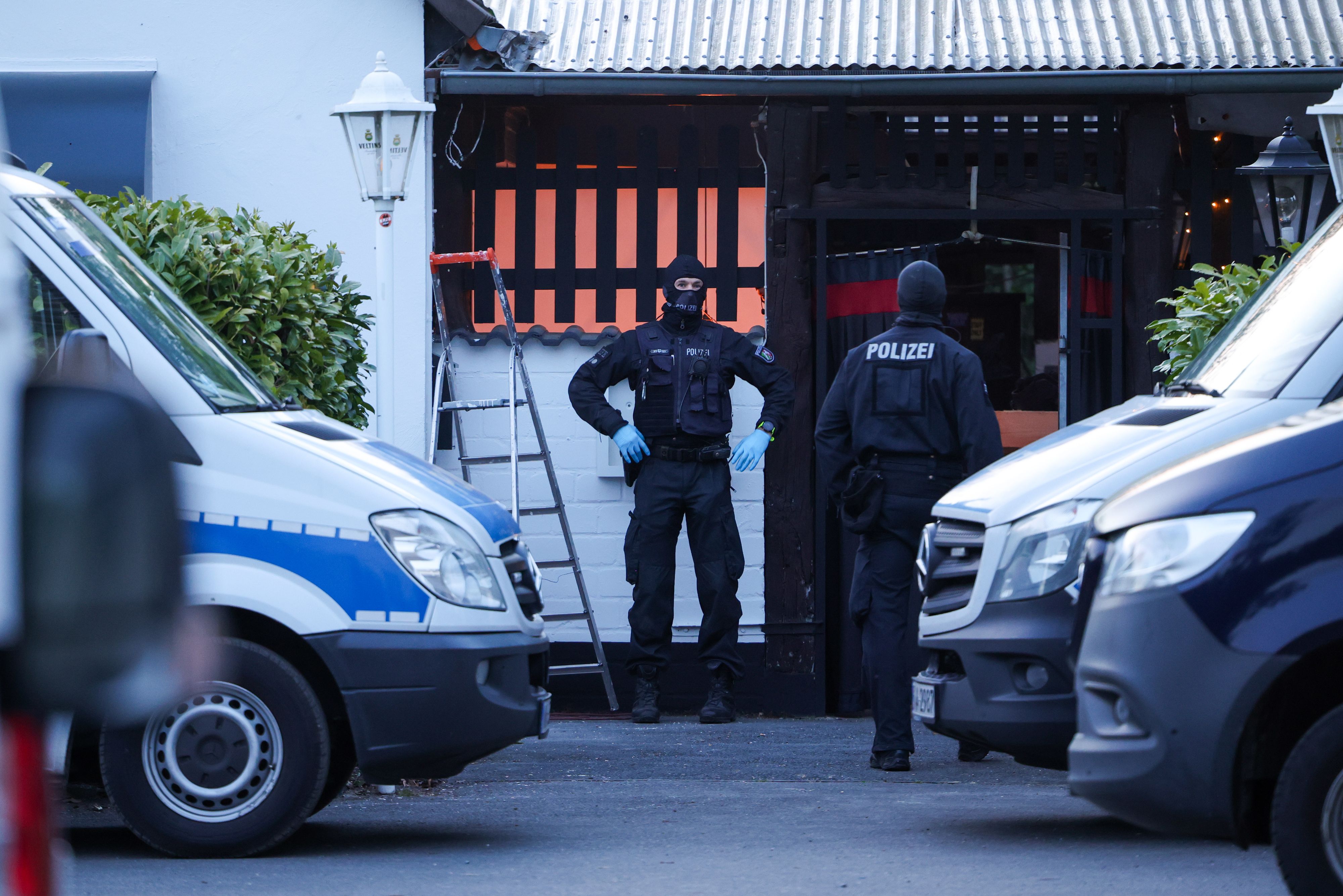 In 28 deutschen Städten kam es zu Razzien.