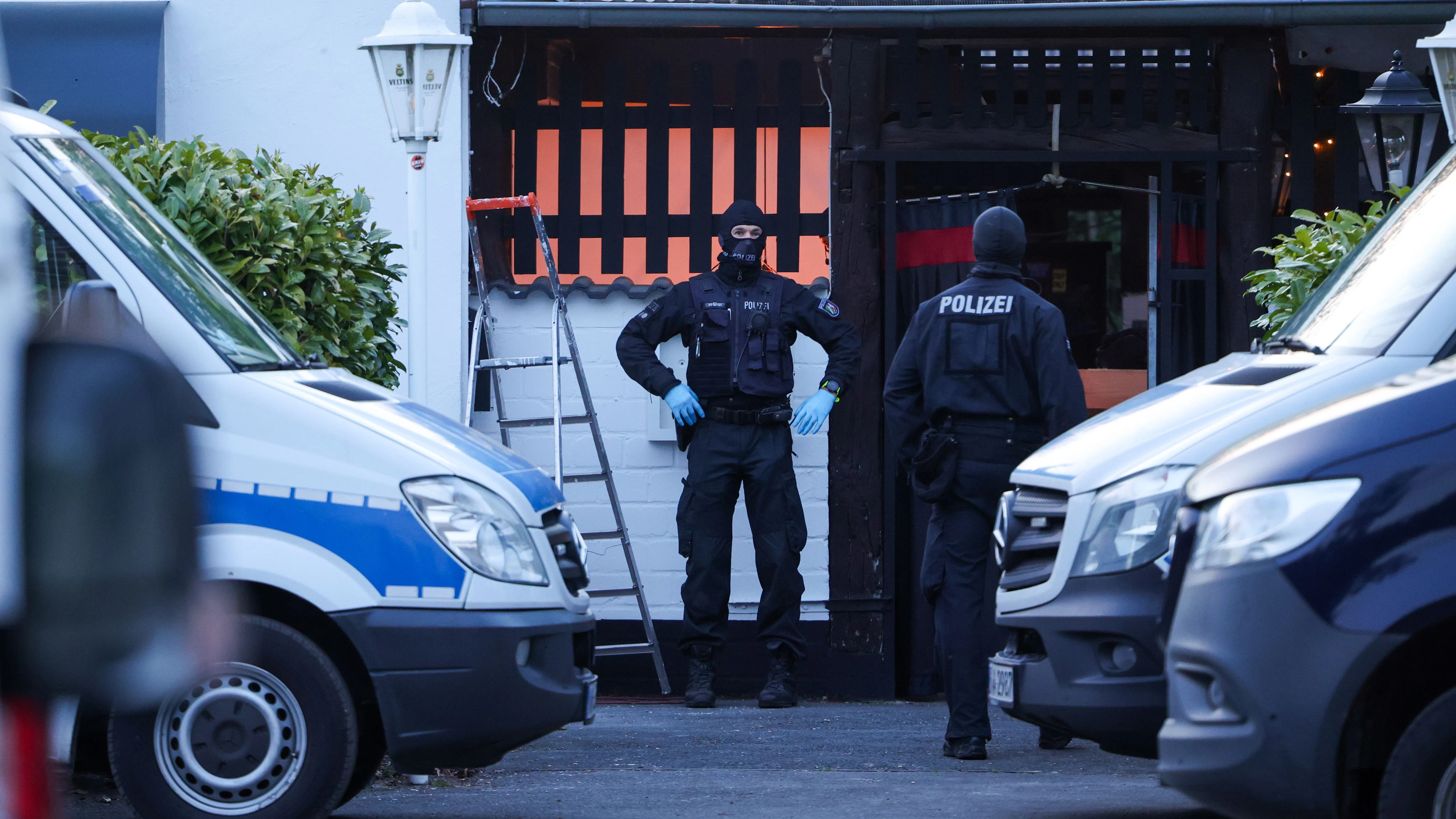 In 28 deutschen Städten kam es zu Razzien.