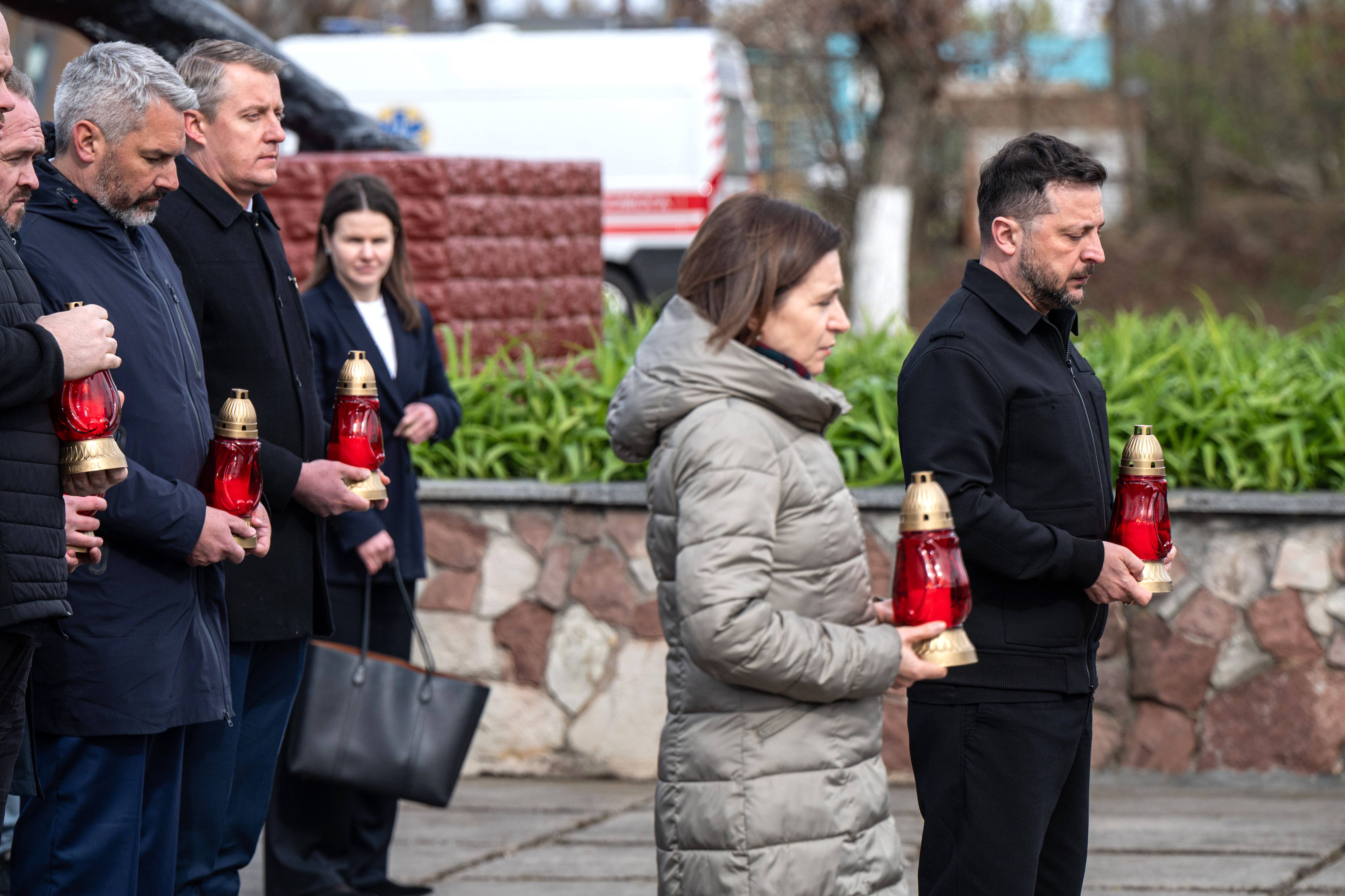 40 Jahre Tschernobyl-Katastrophe: Ex-Kanzler Karl Nehammer nimmt am Gedenken mit Präsident Wolodymyr Selenskyj am Helden-Monument teil.