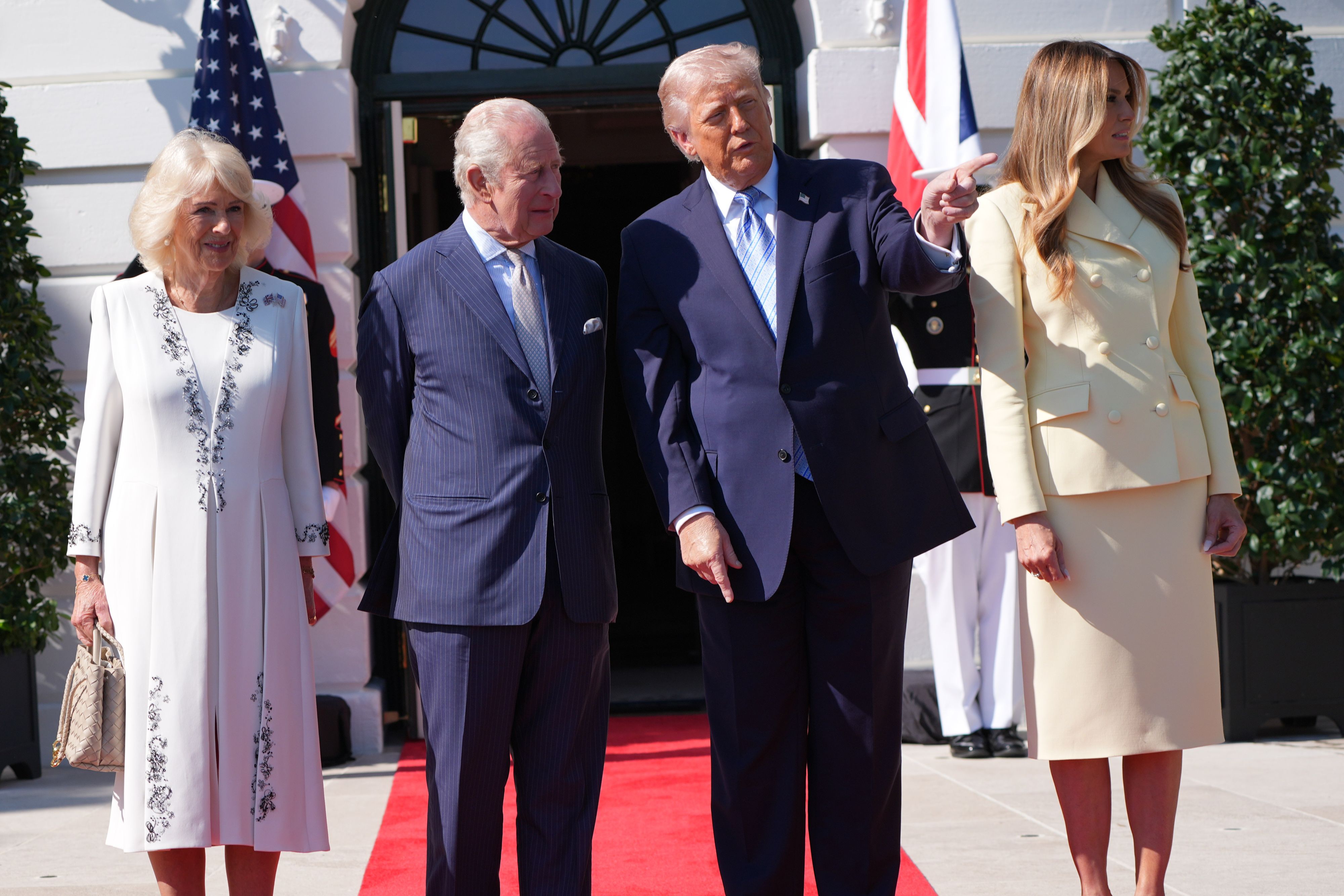 Kurz nach der Begrüßung soll Trump schon über die Schüsse im Weißen Haus und Putin gesprochen haben. Charles wollte laut einer Lippenleserin das Thema wechseln. 