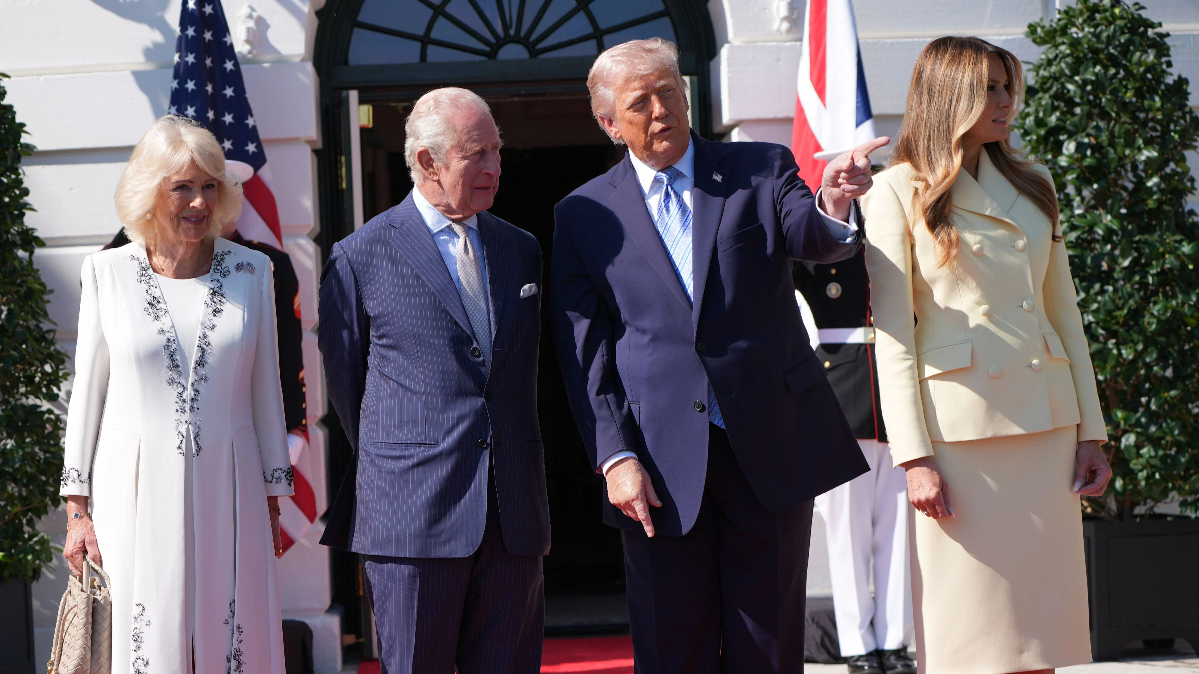 Kurz nach der Begrüßung soll Trump schon über die Schüsse im Weißen Haus und Putin gesprochen haben. Charles wollte laut einer Lippenleserin das Thema wechseln. 