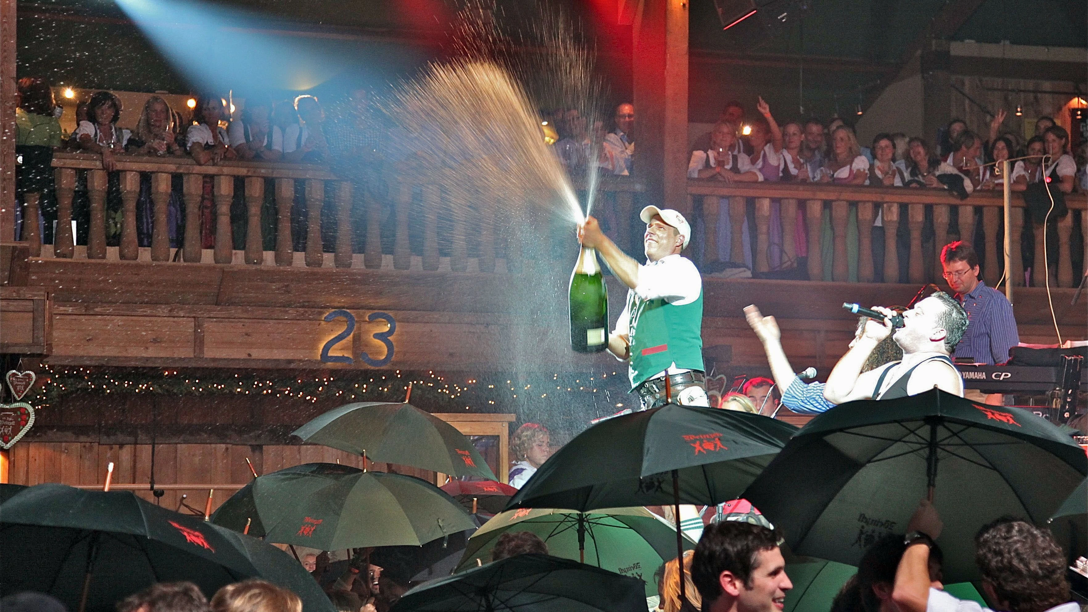 Solche Champagnerduschen sollen in Zukunft beim Münchner Oktoberfest nicht mehr stattfinden.