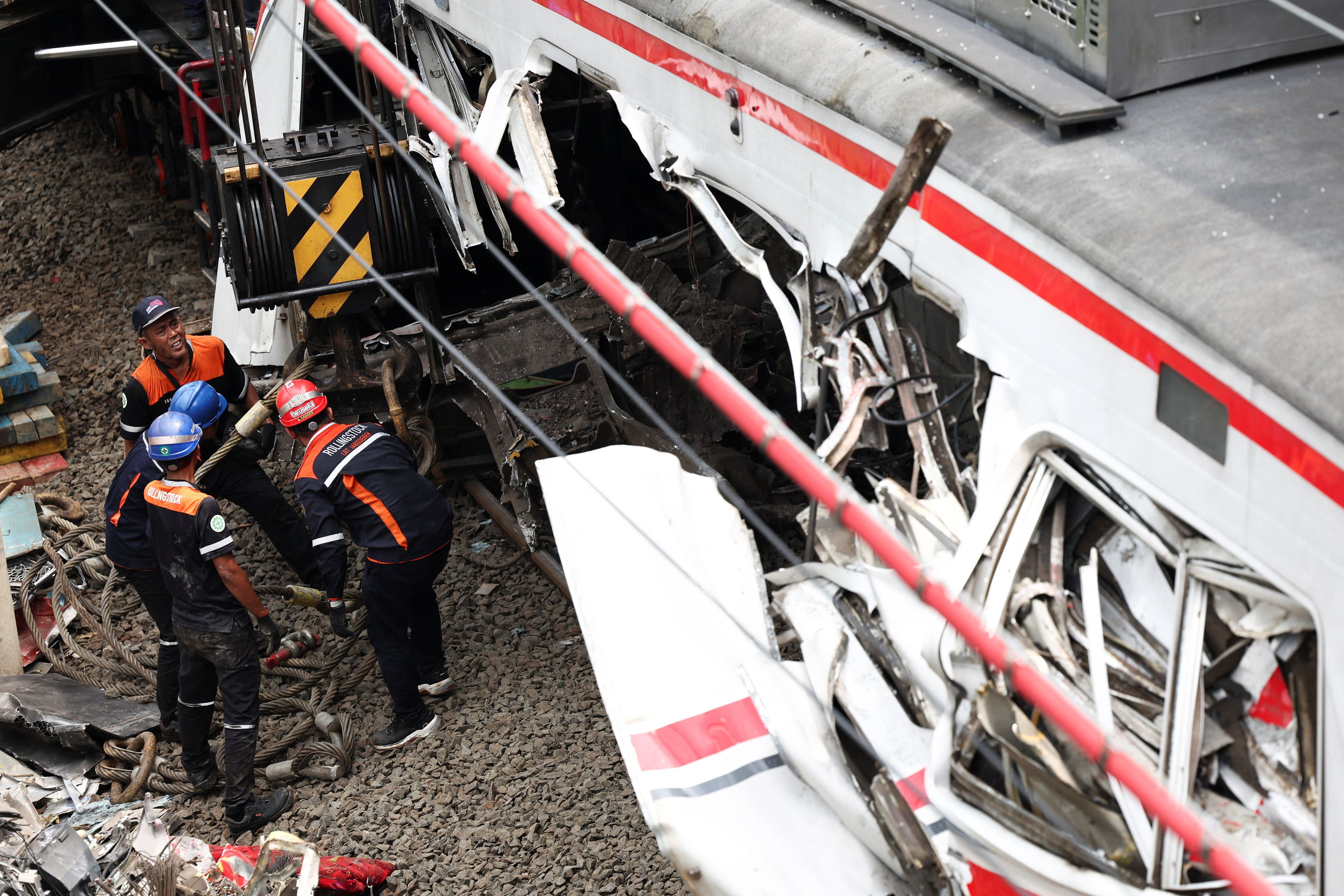 Bei einem Zugunglück nahe Jakarta kamen 14 Menschen ums Leben, dutzende wurden verletzt. Rettungskräfte waren stundenlang im Einsatz.