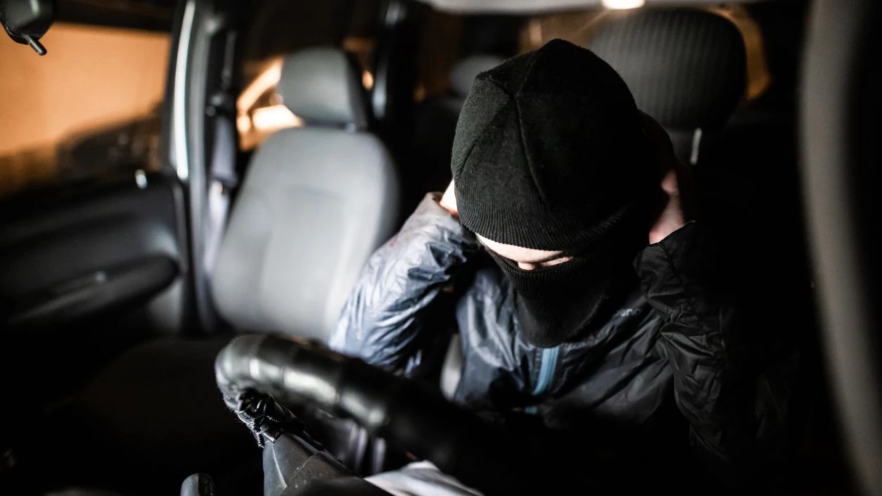 Thife stole the car. Thief hiding after car stealing