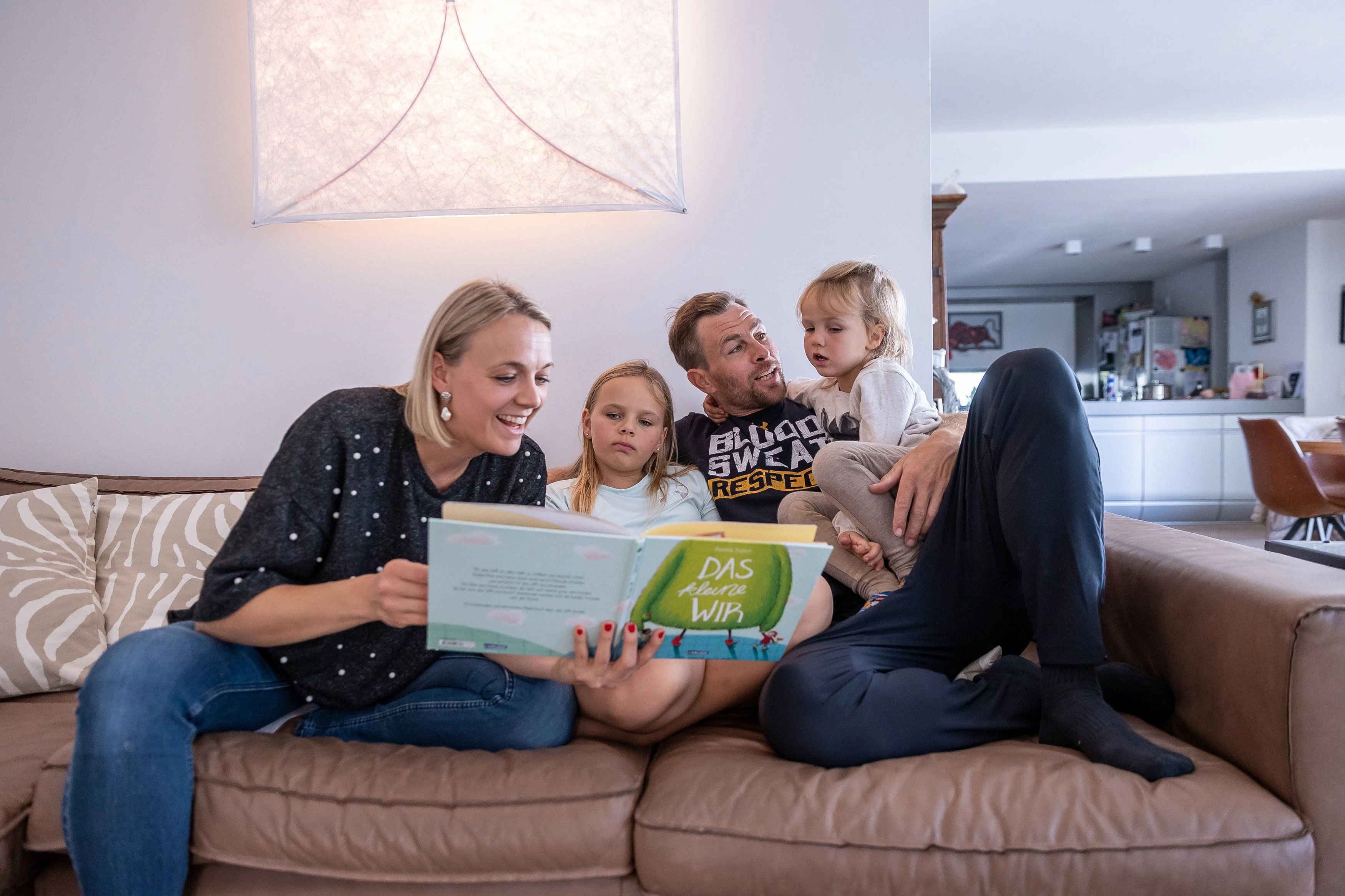 Nina und Benjamin Karl mit ihren Töchtern daheim in Lienz