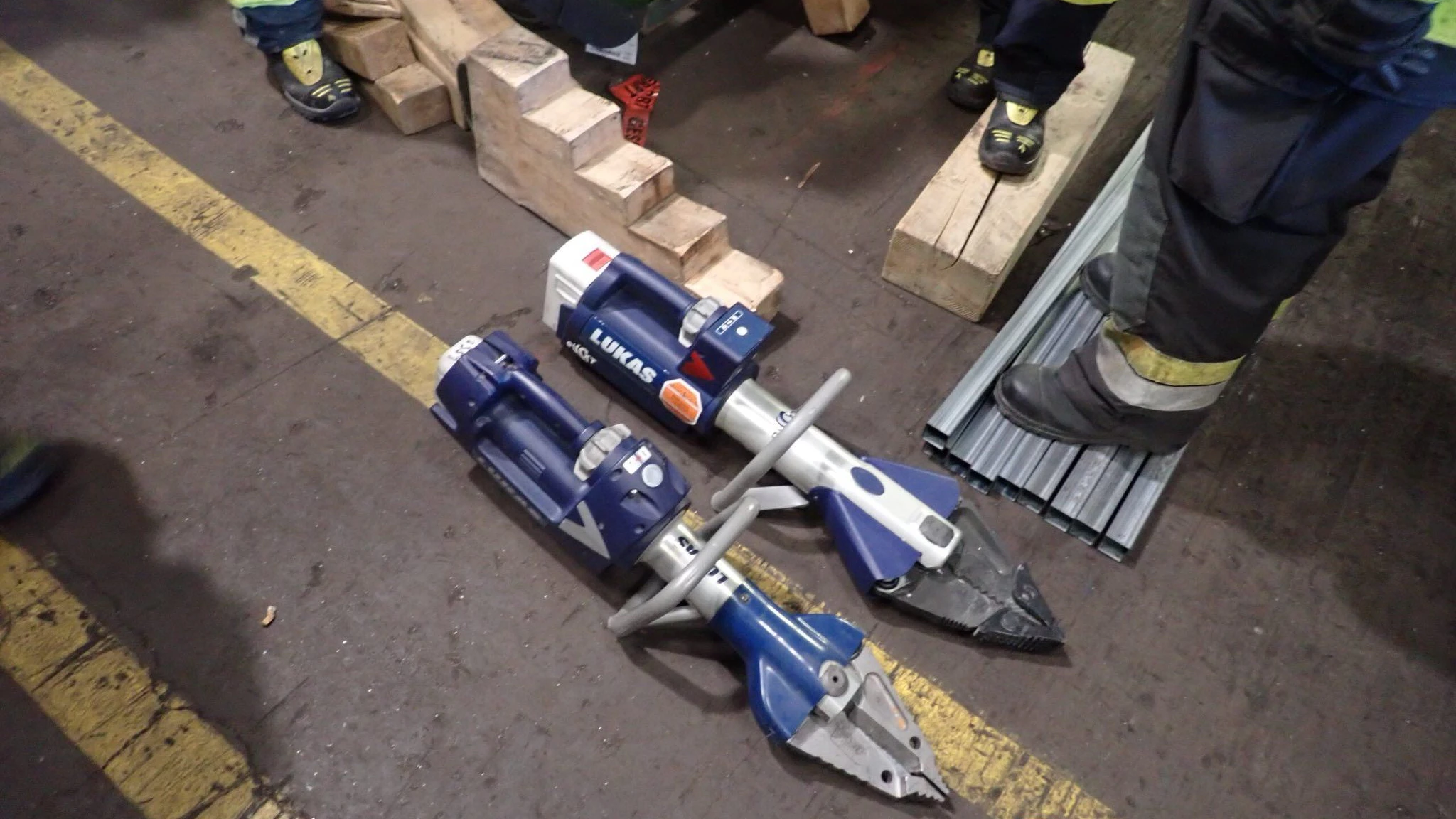 Nach Abschluss der Unfallaufnahme mussten die Einsatzkräfte den Mann bergen. Dafür wurden mehrere Spreizer (sh. Foto) verwendet.