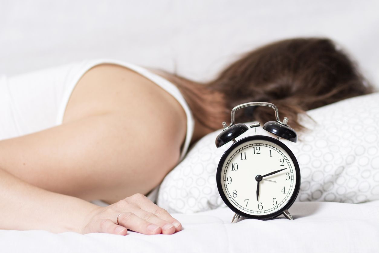 Wer morgens nur schwer aus dem Bett kommt, dem könnte eine der ungewöhnlichen Weckmethoden helfen.