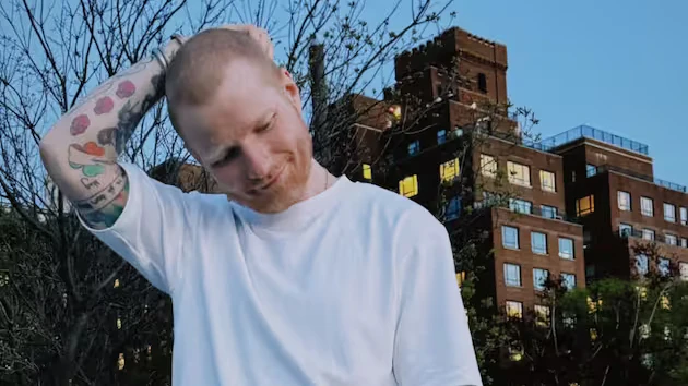 Ed Sheeran zeigt sich mit neuem Look.