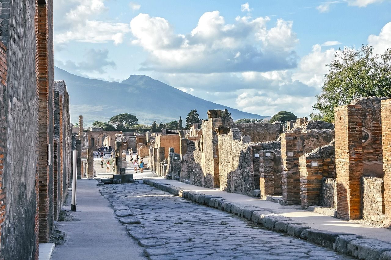 Straßen von Pompeji mit Vesuv im Hintergrund