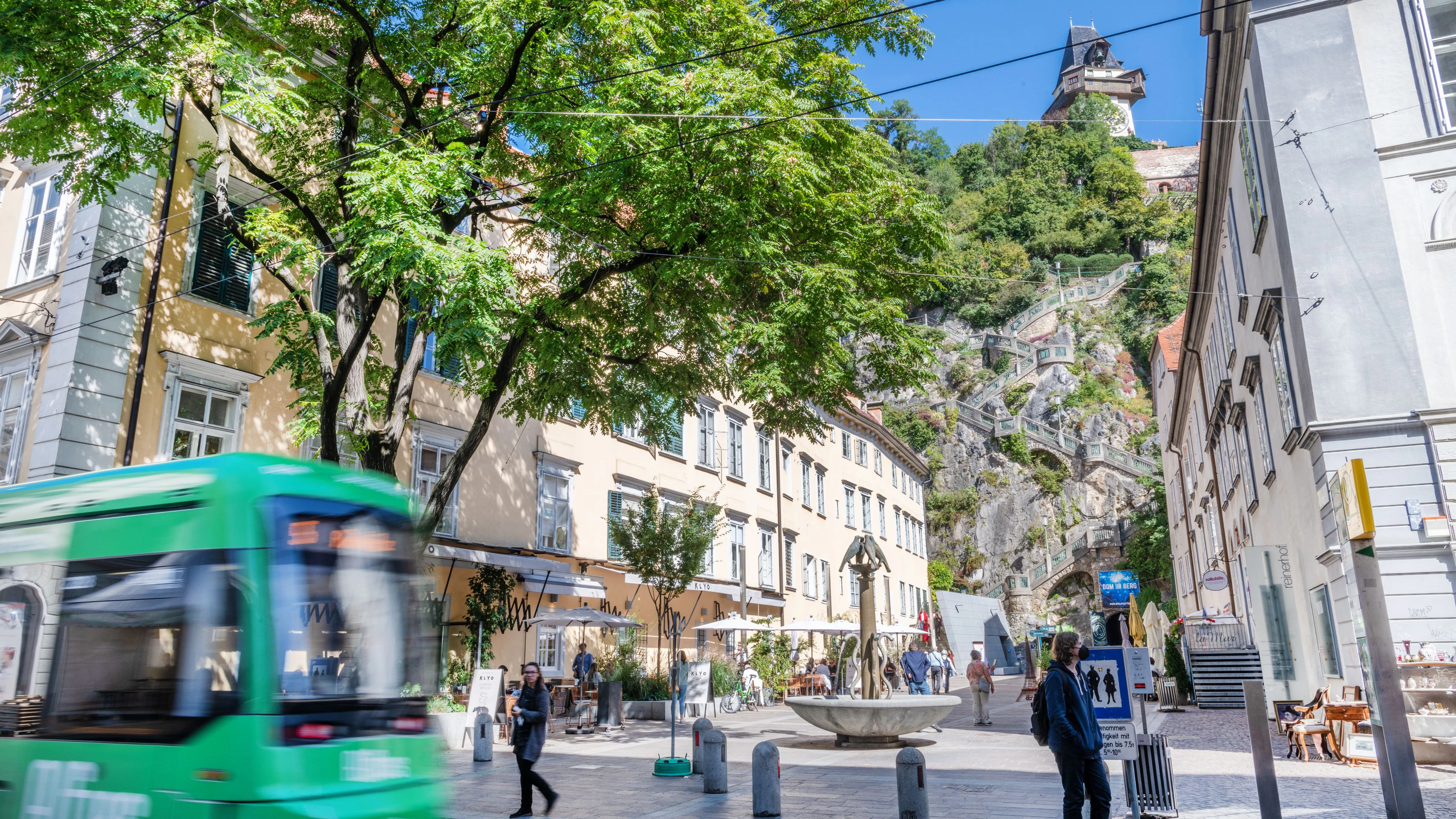 Holding Graz Linien – Allgemein Langzeitaufnahme der Straßenbahn Haltestelle Schloßbergplatz (Innenstadt).