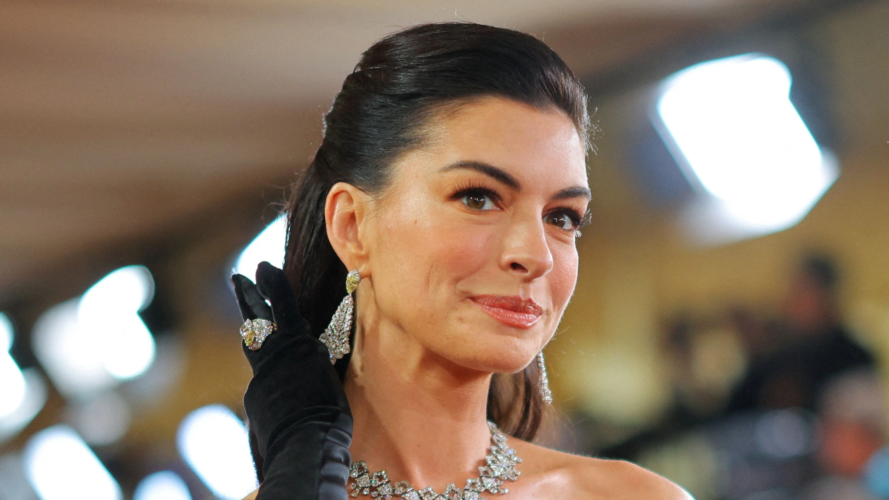 Anne Hathaway poses on the red carpet during the Oscars arrivals at the 98th Academy Awards in Hollywood, Los Angeles, California, U.S., March 15, 2026. REUTERS/Carlos Barria     TPX IMAGES OF THE DAY     