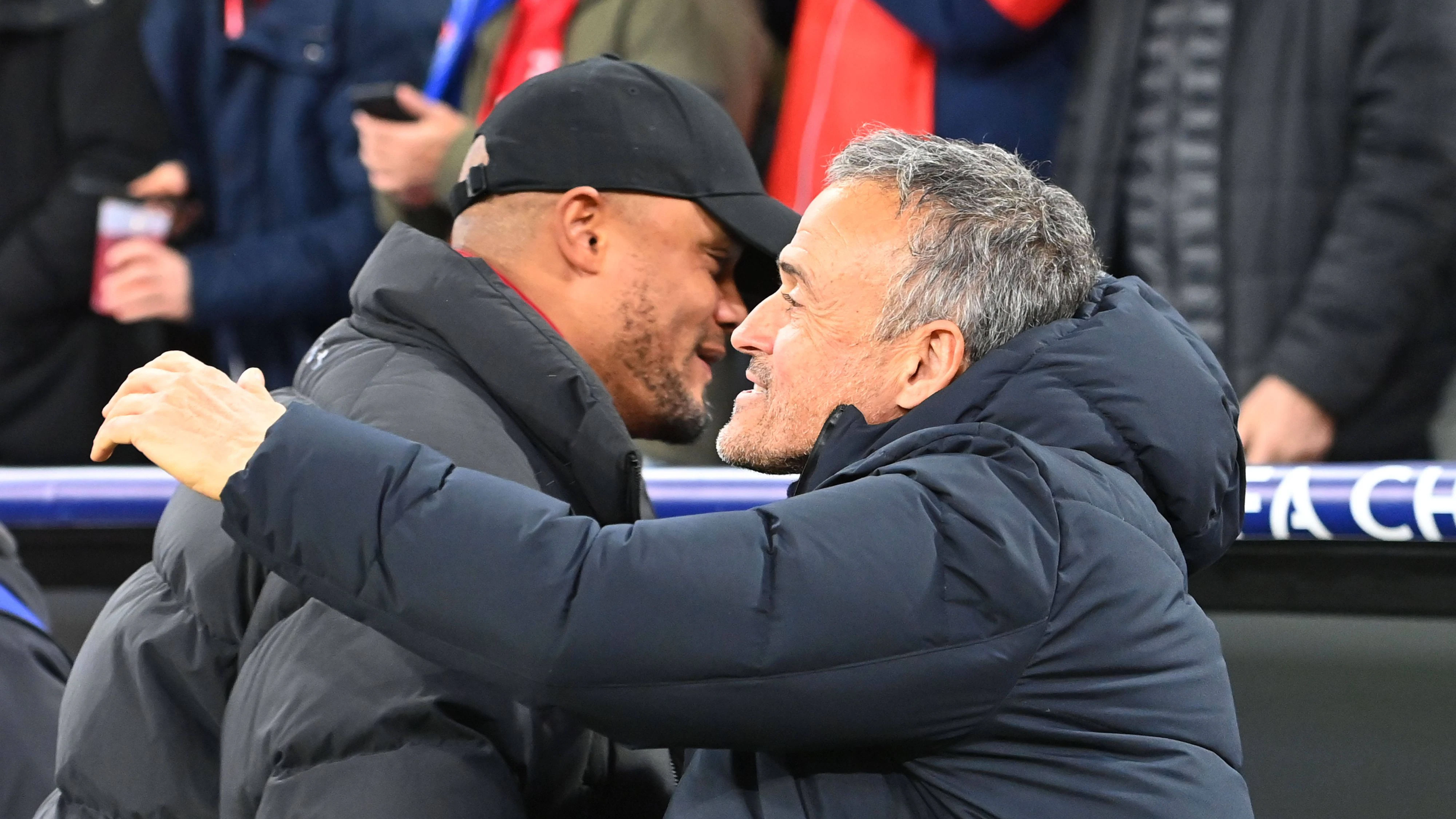 v.re:Trainer Luis ENRIQUE PSG, begruesst Trainer Vincent KOMPANY Bayern Muenchen, Fussball Champions League / Ligaphase, FC Bayern Muenchen - Paris Saint German PSG 1-0 am 26.11.2024, A L L I A N Z A R E N A. *** v re Coach Luis ENRIQUE PSG , welcomes Coach Vincent KOMPANY Bayern Muenchen , Football Champions League League Phase, FC Bayern Muenchen Paris Saint German PSG 1 0 on 26 11 2024, A L L I A N Z A R E N A