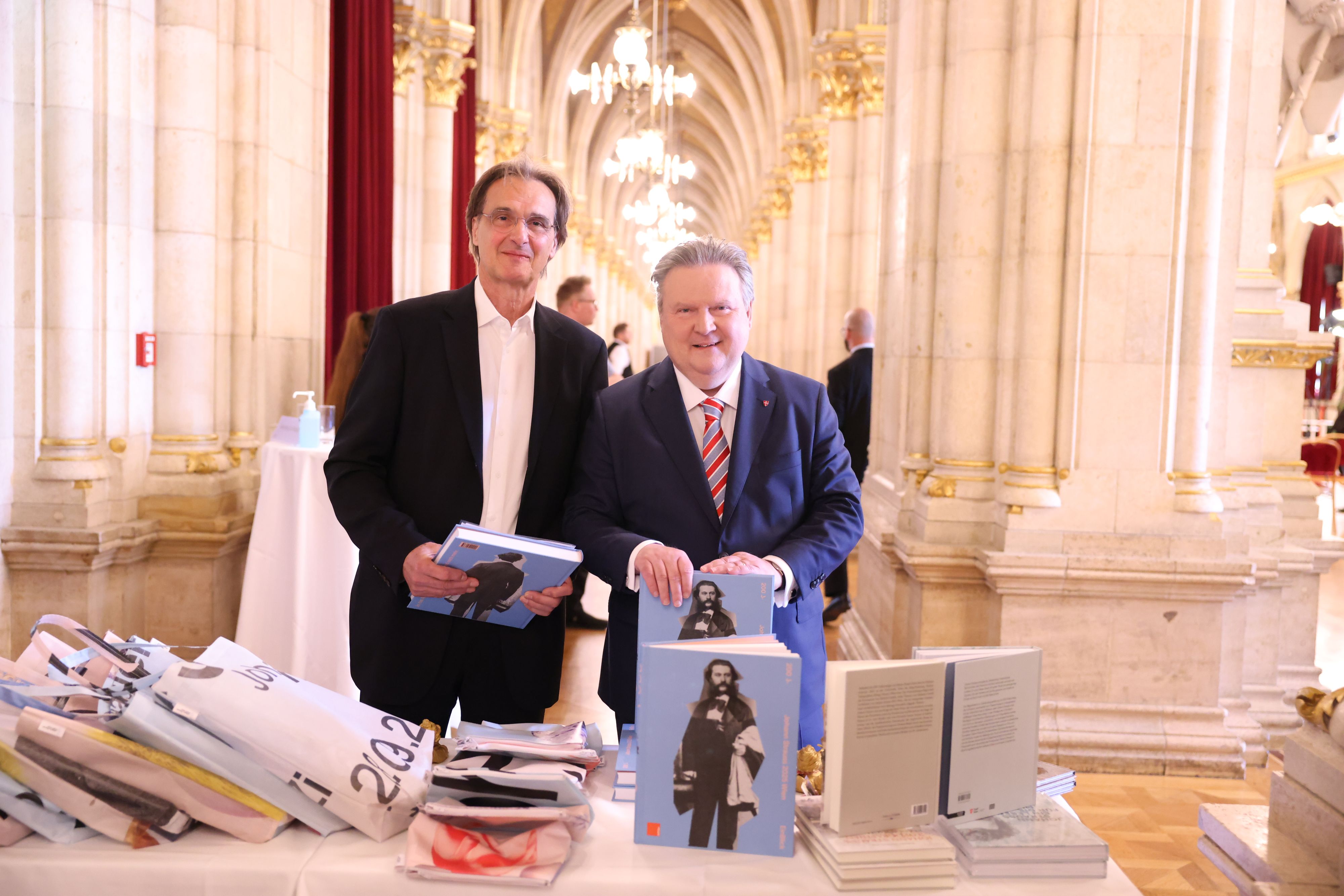 „Johann Strauss 2025 Wien“ erreichte rund 400.000 Besucher. Mit der neuen Plattform führt die Stadt nun Forschung, künstlerische Expertise und Quellenarbeit zusammen. Am Mittwoch stellte Bürgermeister Michael Ludwig (r.) das Projekt vor.