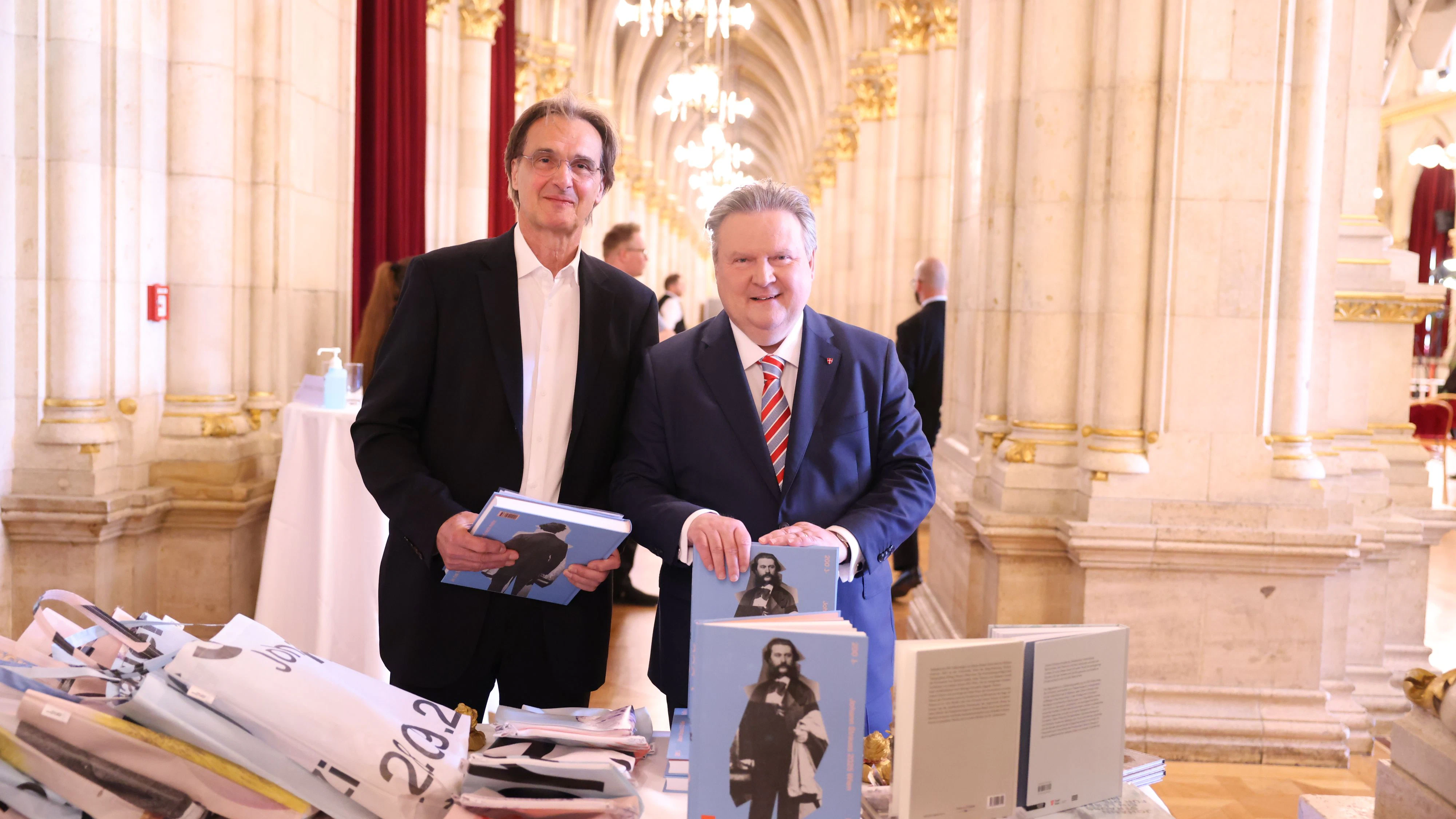 „Johann Strauss 2025 Wien“ erreichte rund 400.000 Besucher. Mit der neuen Plattform führt die Stadt nun Forschung, künstlerische Expertise und Quellenarbeit zusammen. Am Mittwoch stellten Bürgermeister Michael Ludwig und Kulturstadträtin Veronica Kaup-Hasler das Projekt vor.