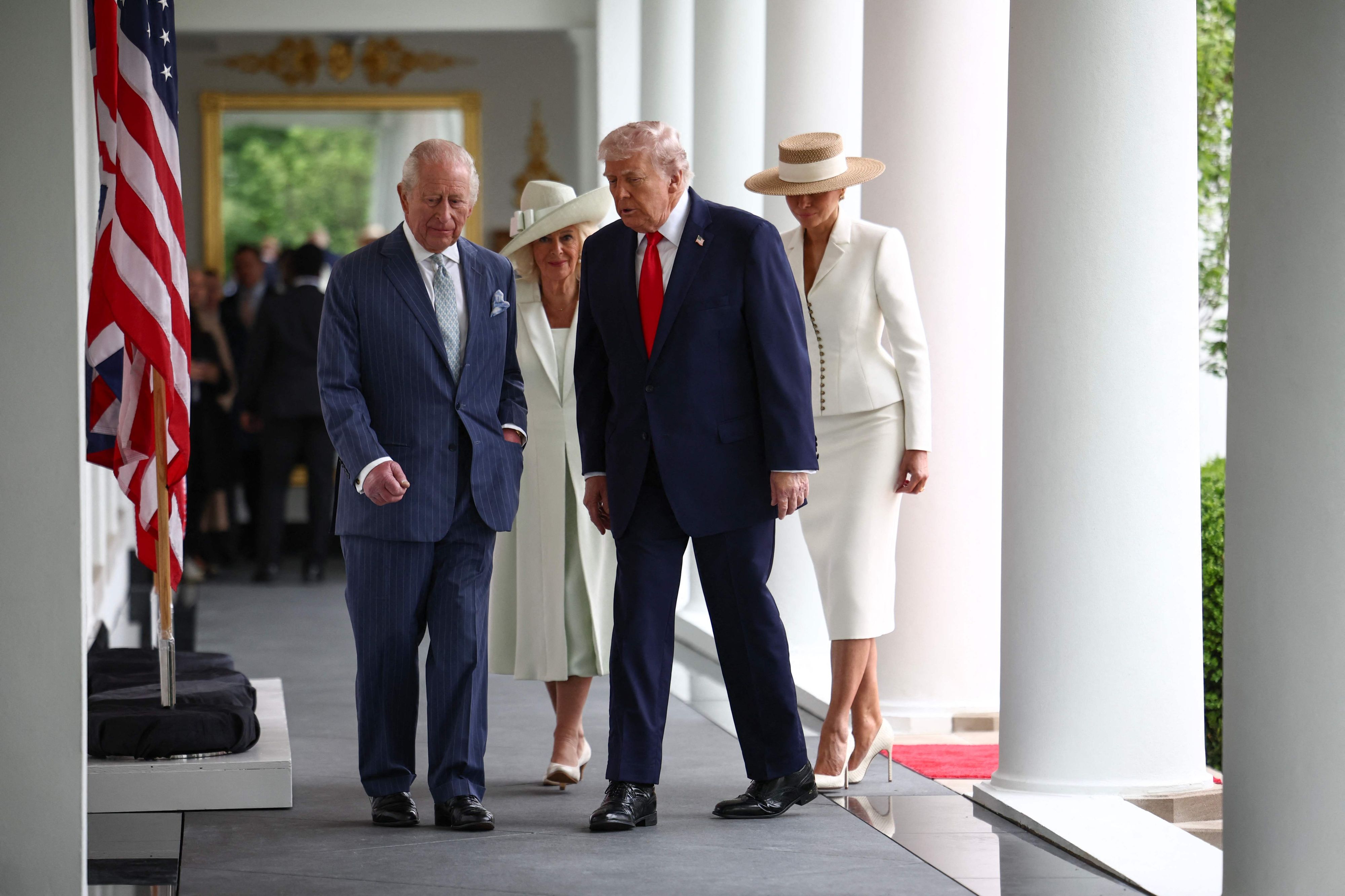 Heute.at - Direkt neben dem König: Trump greift Melania auf den Po