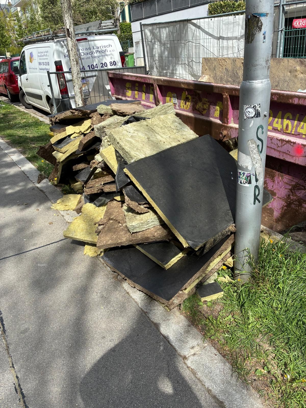 In der Peter-Jordan-Straße wurde illegal hochgiftige Glaswolle entsorgt. Die MA 48 behob das Problem nun.