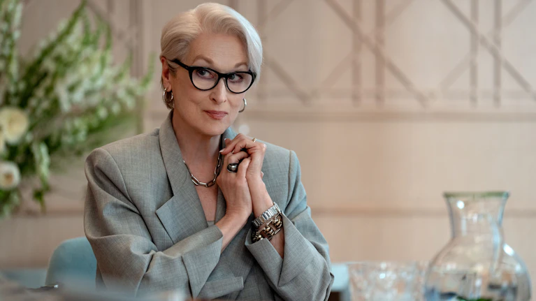 Meryl Streep kehrt zu ihrer Paraderolle als strenge Magazinchefin zurück. Dass sie 20 Jahre älter geworden ist, merkt man ihr (und den anderen) kaum an. 