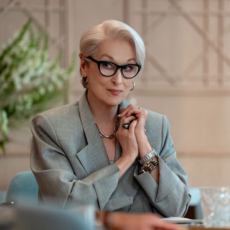 Meryl Streep kehrt zu ihrer Paraderolle als strenge Magazinchefin zurück. Dass sie 20 Jahre älter geworden ist, merkt man ihr (und den anderen) kaum an. "Der Teufel trägt Prada 2" ist zeitlos gut, auch weil Teil 2 eine Kopie von Teil 1 ist. Ab dieser Woche neu in den Kinos!