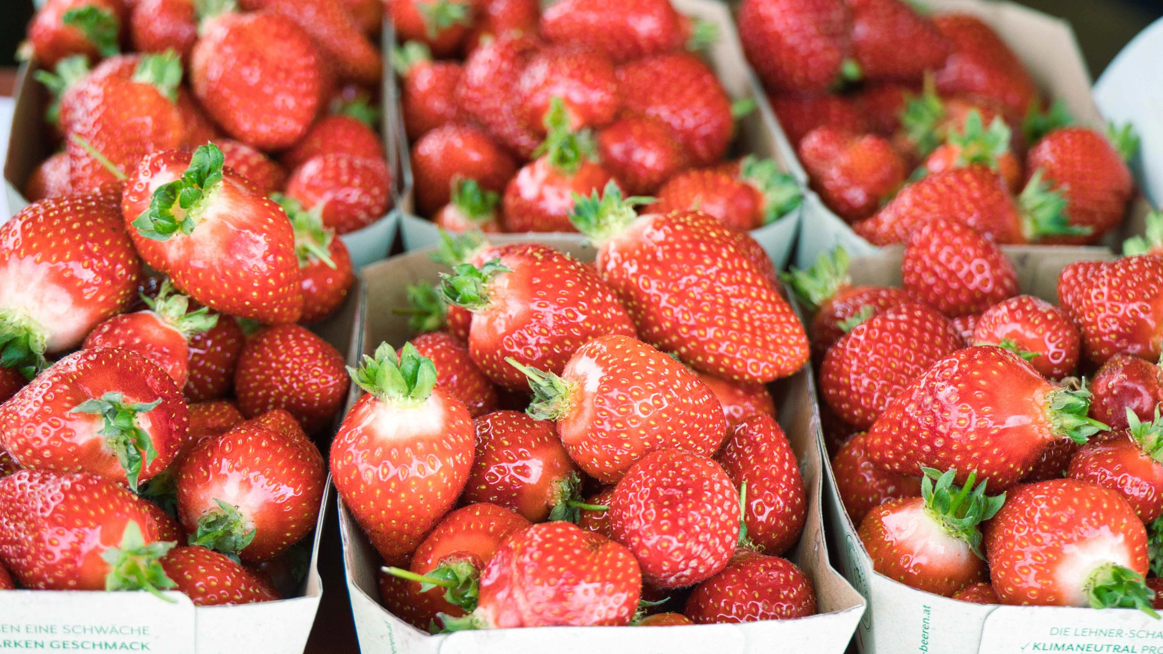 16.05.2025, Hörsching / Linz, AUT, Unterwegs in Oberösterreich, Themenbild, Symbolbild, im Bild Frische Erdbeeren, Frischer Spargel, Verkaufsstand fuer Erdbeeren und Spargel, Erdbeeren in Kisten und Kartons, Frucht, Fruechte, Essen, Preisschild, Pressefoto Scharinger © 2025, PhotoCredit D. Scharinger