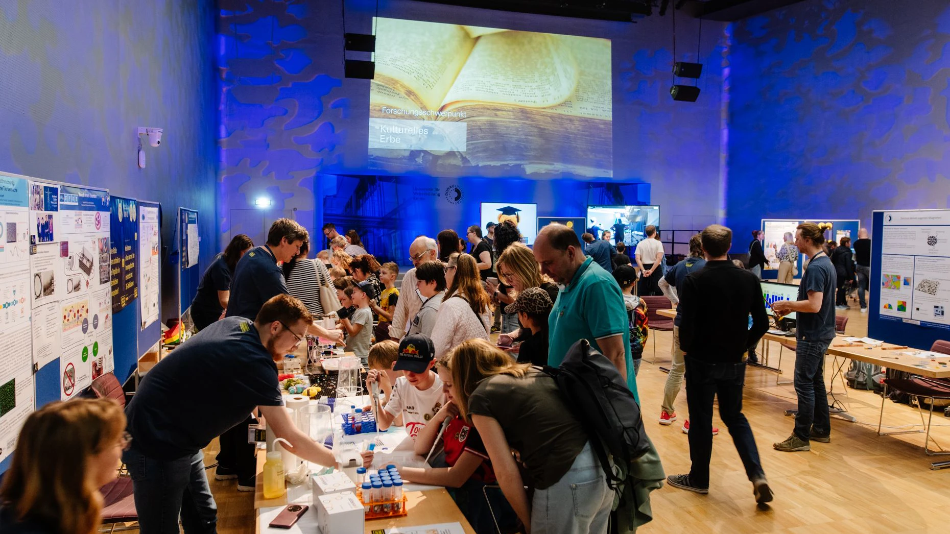 In der Langen Nacht der Forschung verwandelte sich das Audimax an der Universität für Weiterbildung Krems in ein Forschungszentrum für Jung und Alt.