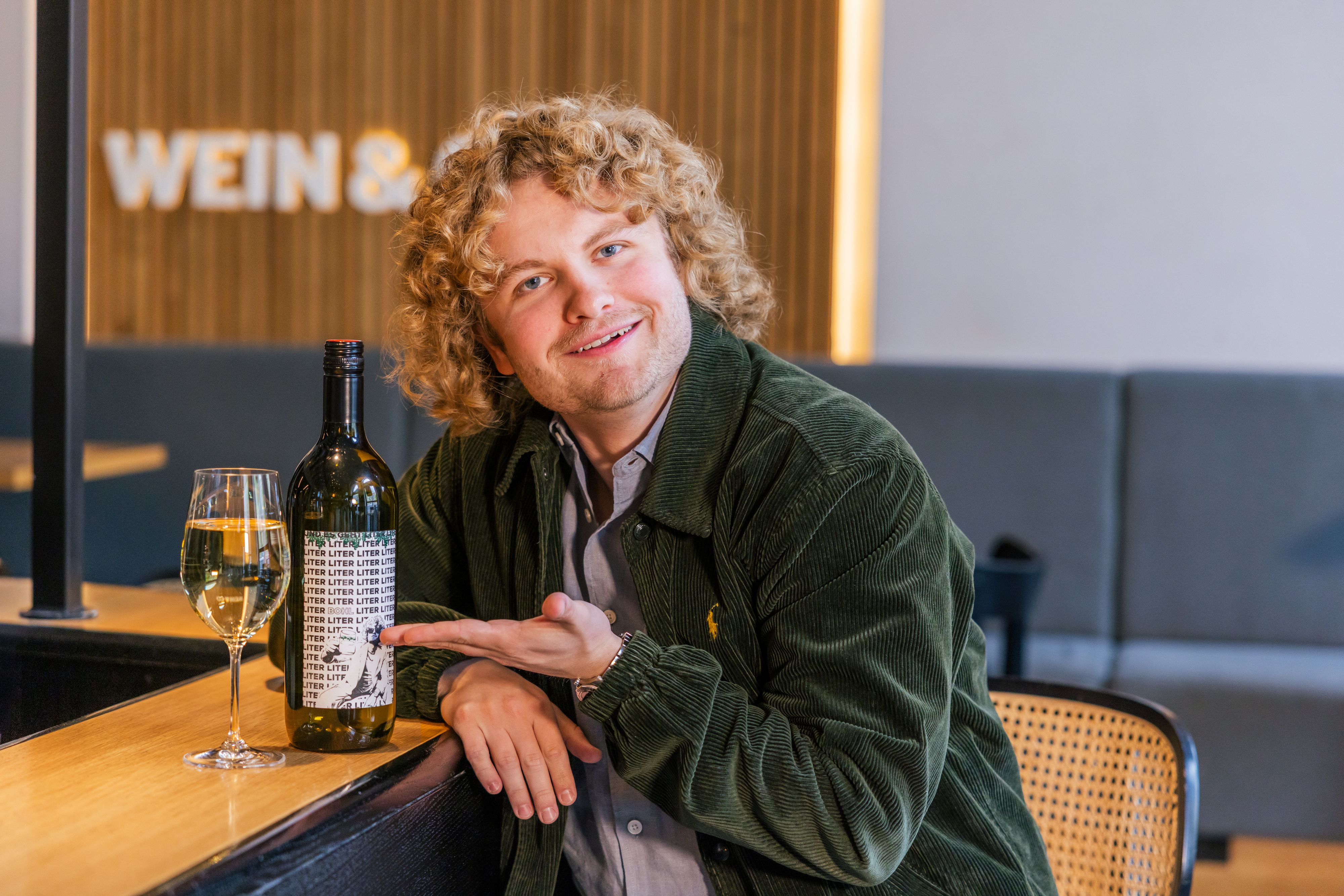 Dr. Bohl mit seinem neuen Getränk