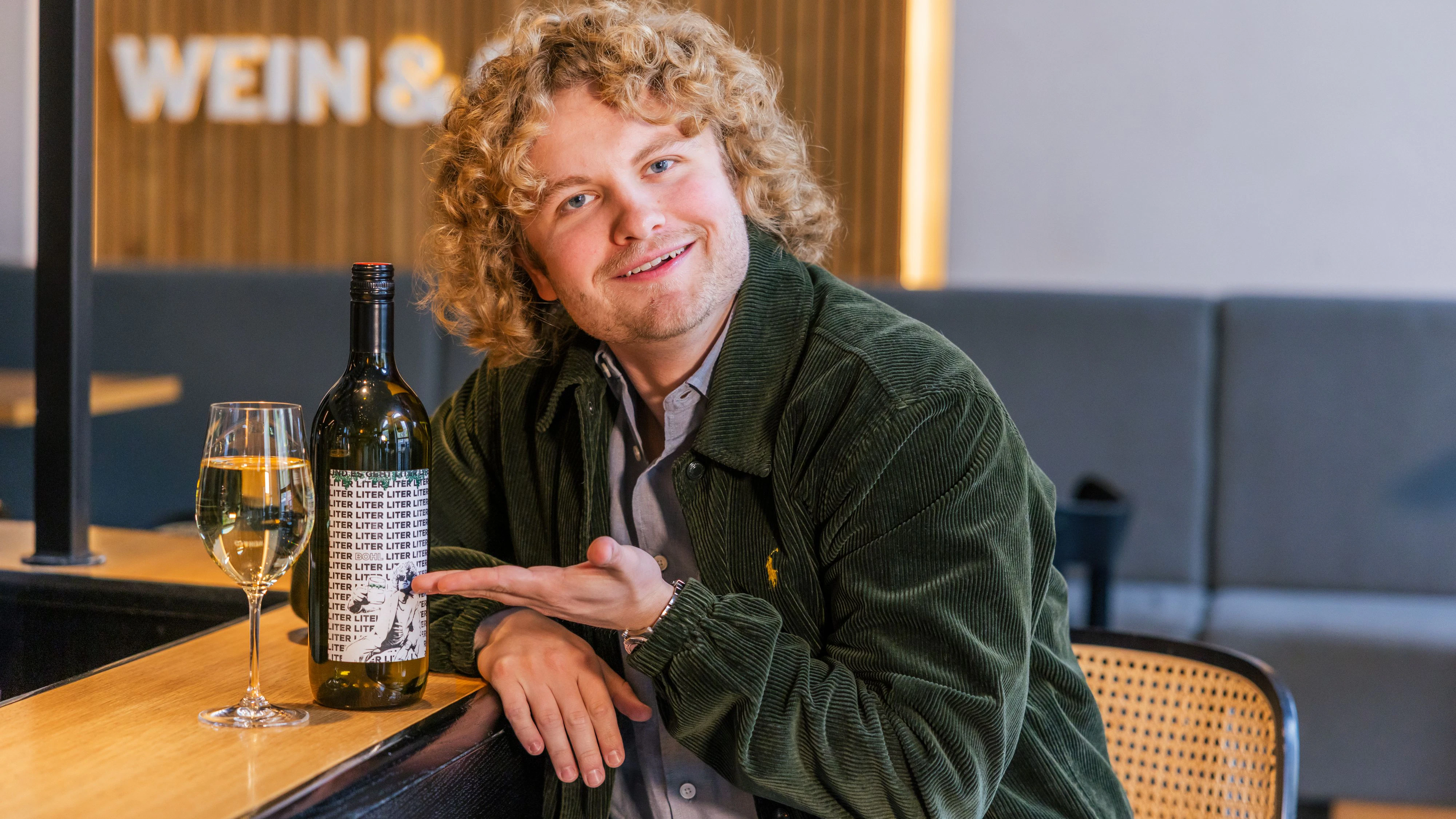 Dr. Bohl mit seinem neuen Getränk