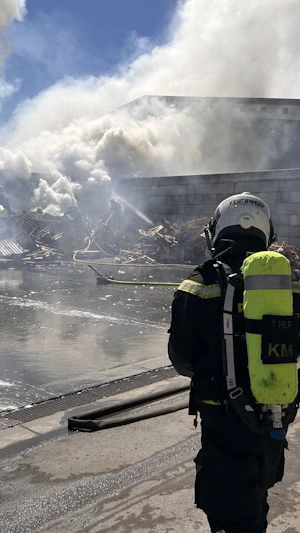 Brand MA48 Wien: Dichter Rauch über Donaustadt, Feuerwehr verhindert Schlimmeres. Ursache wird ermittelt, Nachlöscharbeiten laufen.