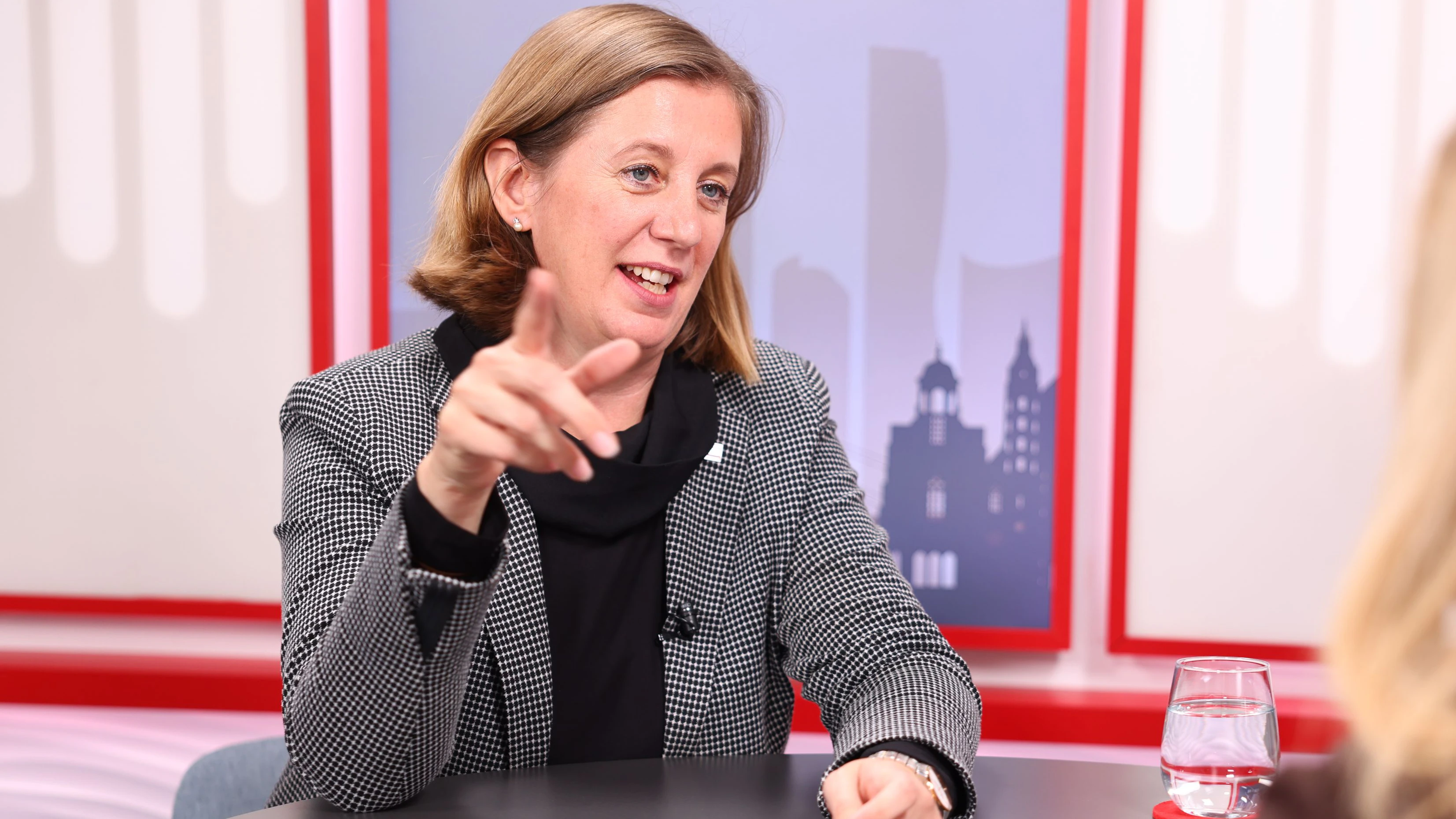 VP-Staatssekretärun Eibinger-Miedl zur "historischen" Senkung der Lohnnebenkosten.