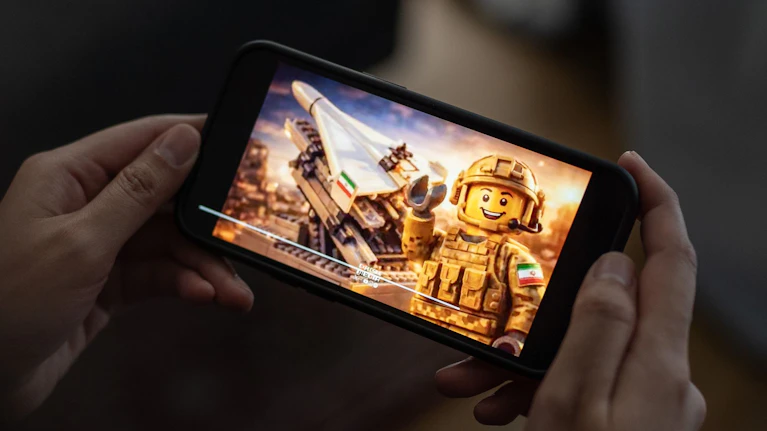 150 Clips, 1 Milliarde Aufrufe: Mit geklauten Lego-Figuren lässt der Iran die USA auf Social Media derzeit alt aussehen. Die KI-Videos sind  überraschend professionell hergestellt. Wer sie produziert, wie sie ins Internet kommen, wie Donald Trump reagiert.