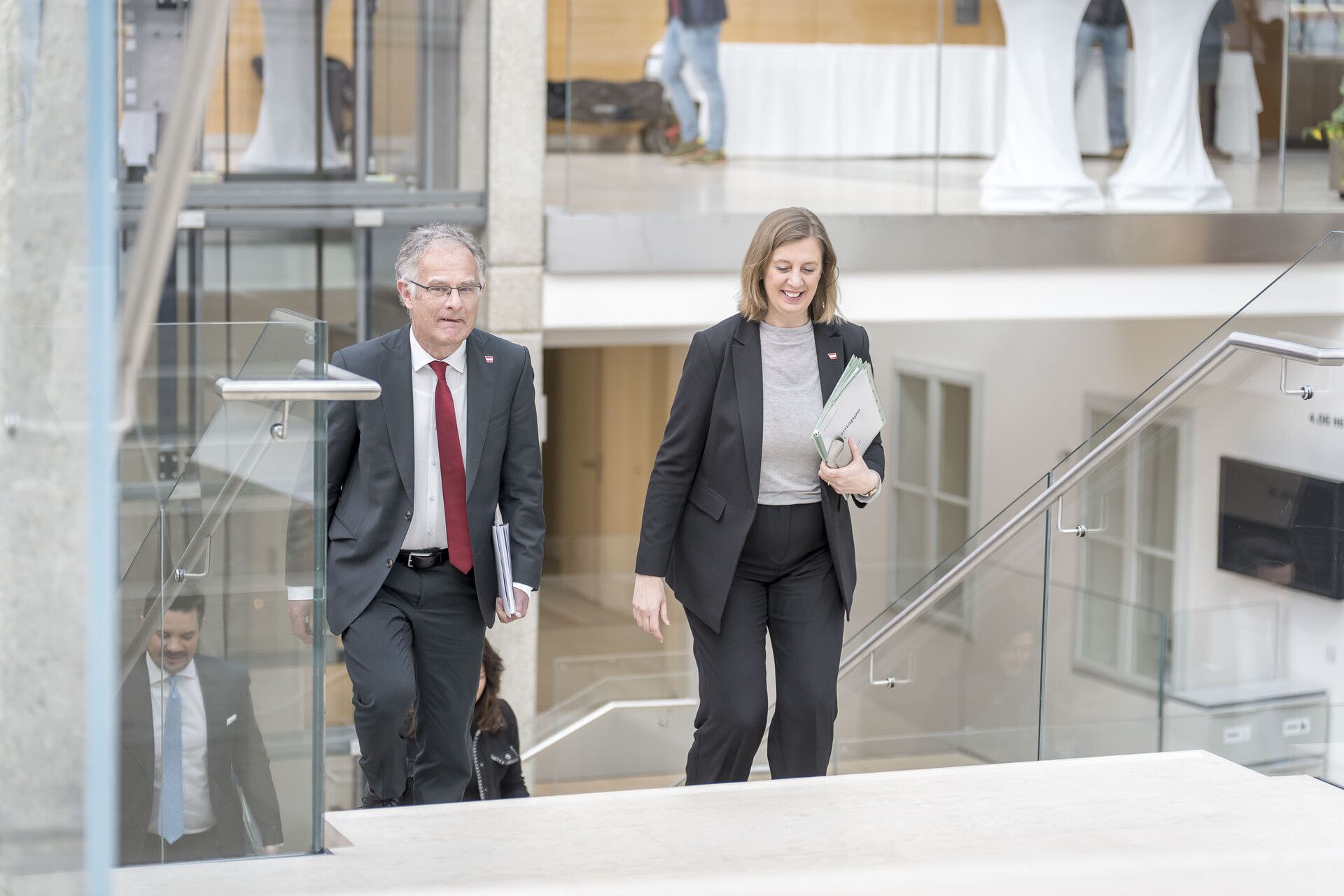 Finanzstaatssekretärin Barbara Eibinger-Miedl (ÖVP) – im Bild neben Finanzminister Markus Marterbauer (SPÖ) kündigte an, dass die Pensionen künftig unterhalb der Inflation abgegolten werden.