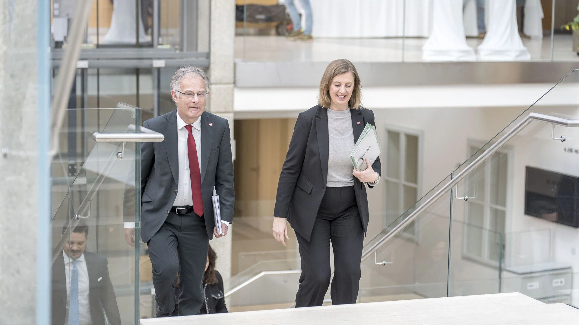 Finanzstaatssekretärin Barbara Eibinger-Miedl (ÖVP) – im Bild neben Finanzminister Markus Marterbauer (SPÖ) kündigte an, dass die Pensionen künftig unterhalb der Inflation abgegolten werden.