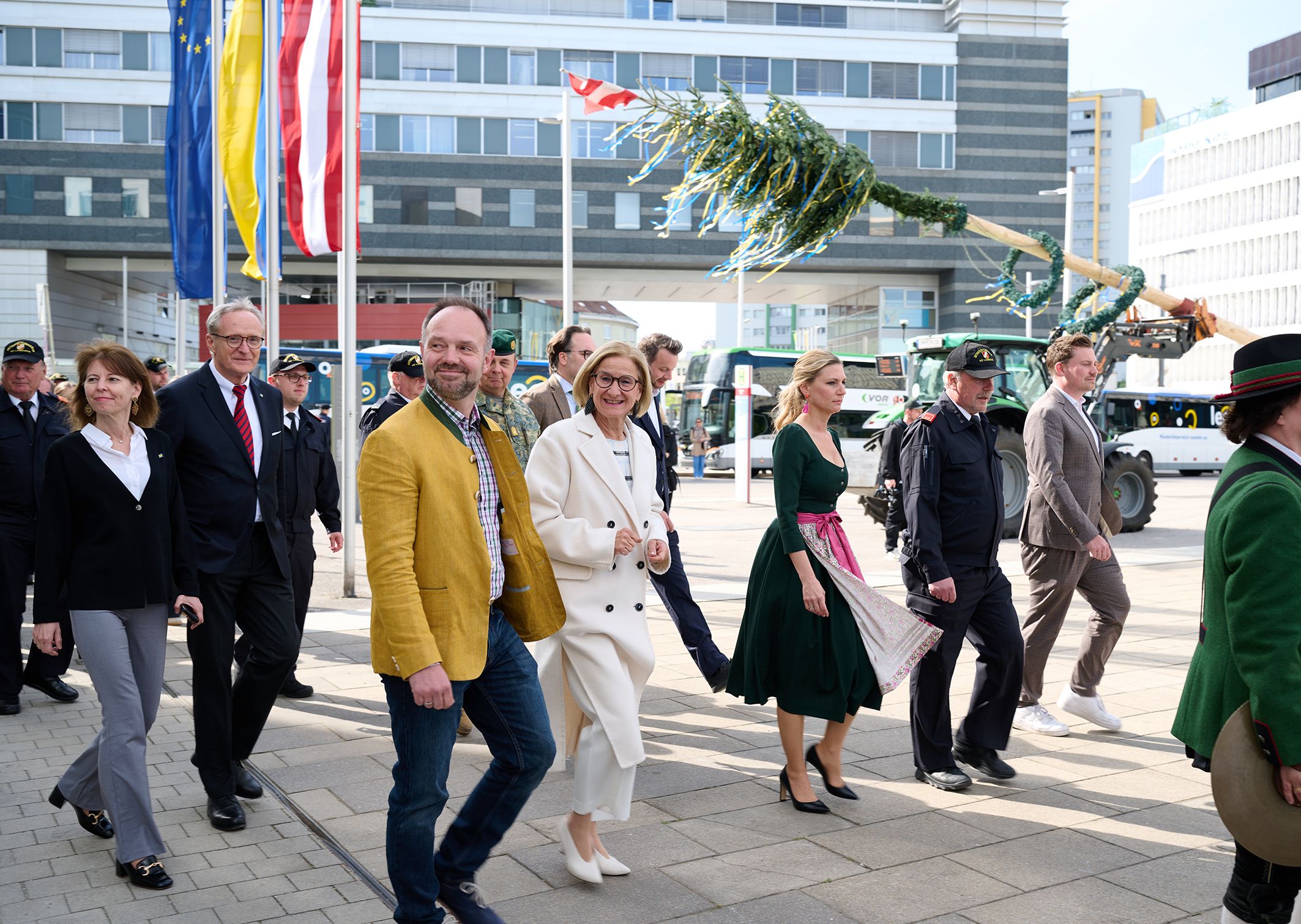 Der Maibaum im Regierungsviertel von St. Pölten wurde bereits aufgestellt. Landeshauptfrau Johanna Mikl-Leitner (ÖVP, Mitte in weiß) war dabei.