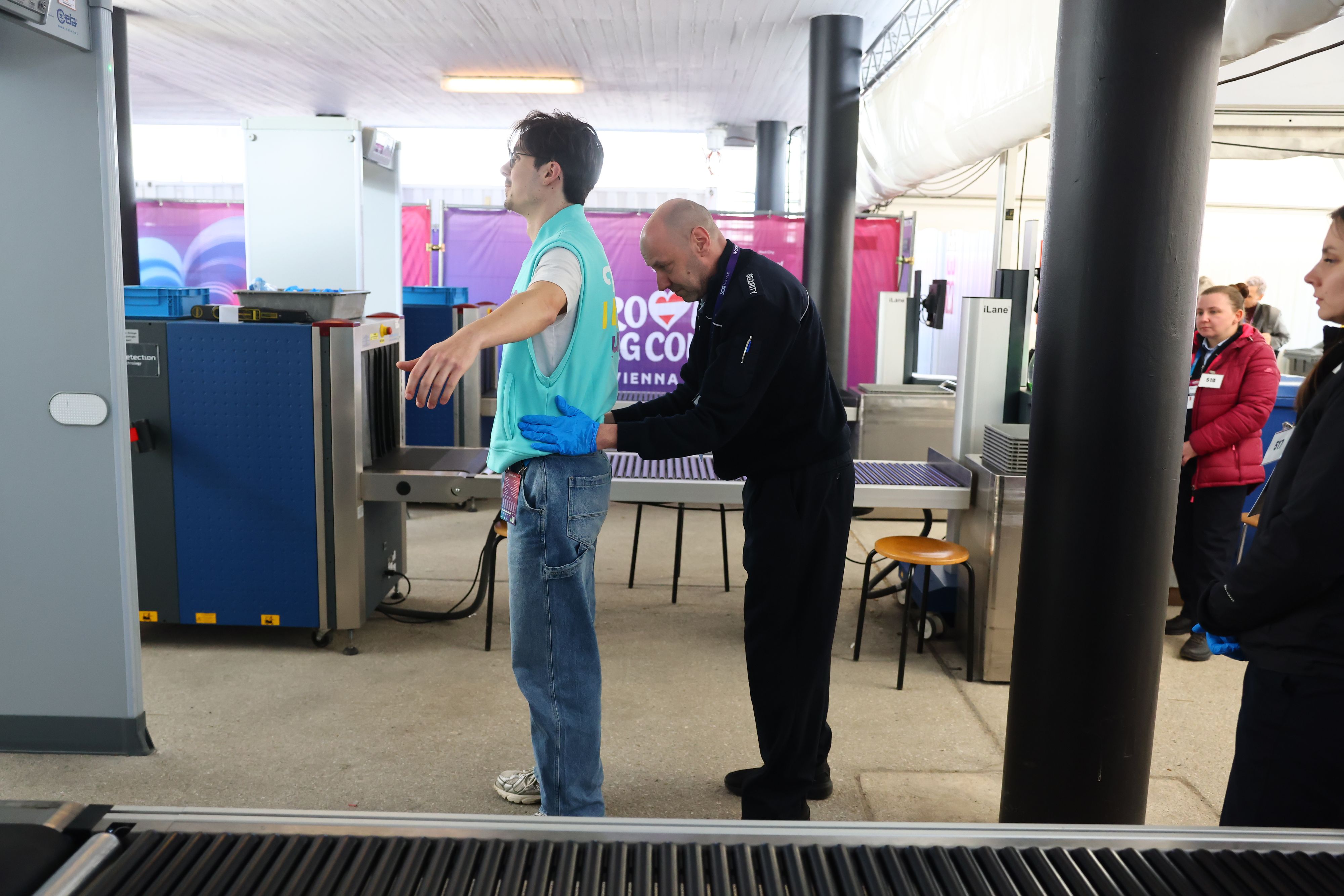 Metalldetektoren und Security-Check: Ab sofort gilt Flughafensicherheit in der Stadthalle.