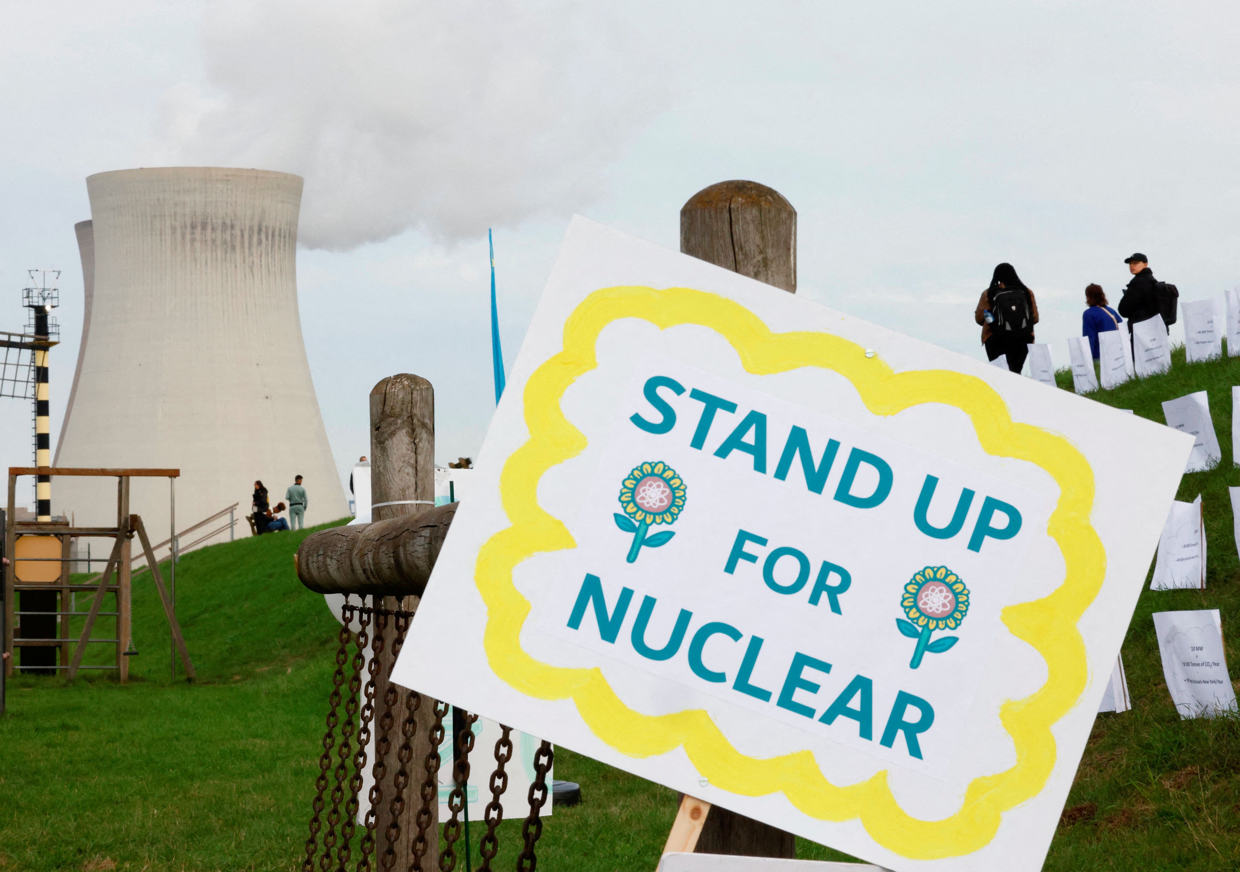 Belgier demonstrieren vor dem Atommeiler in Doel: 