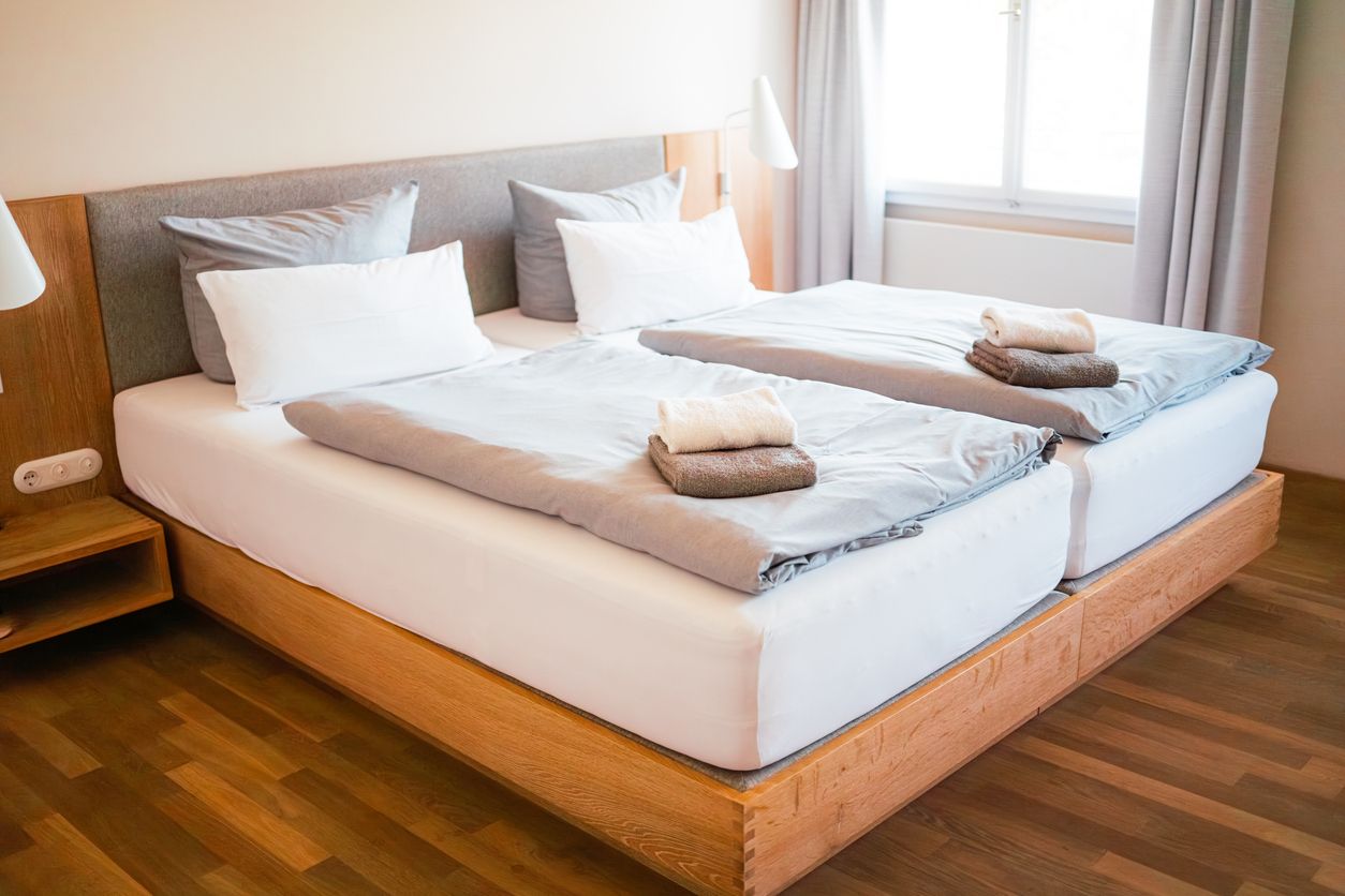 Offiziell gibt es keine Regel, die Hotels verbietet, alleinreisende Frauen aufzunehmen. Dennoch kommt es immer wieder zu solchen Vorfällen.
