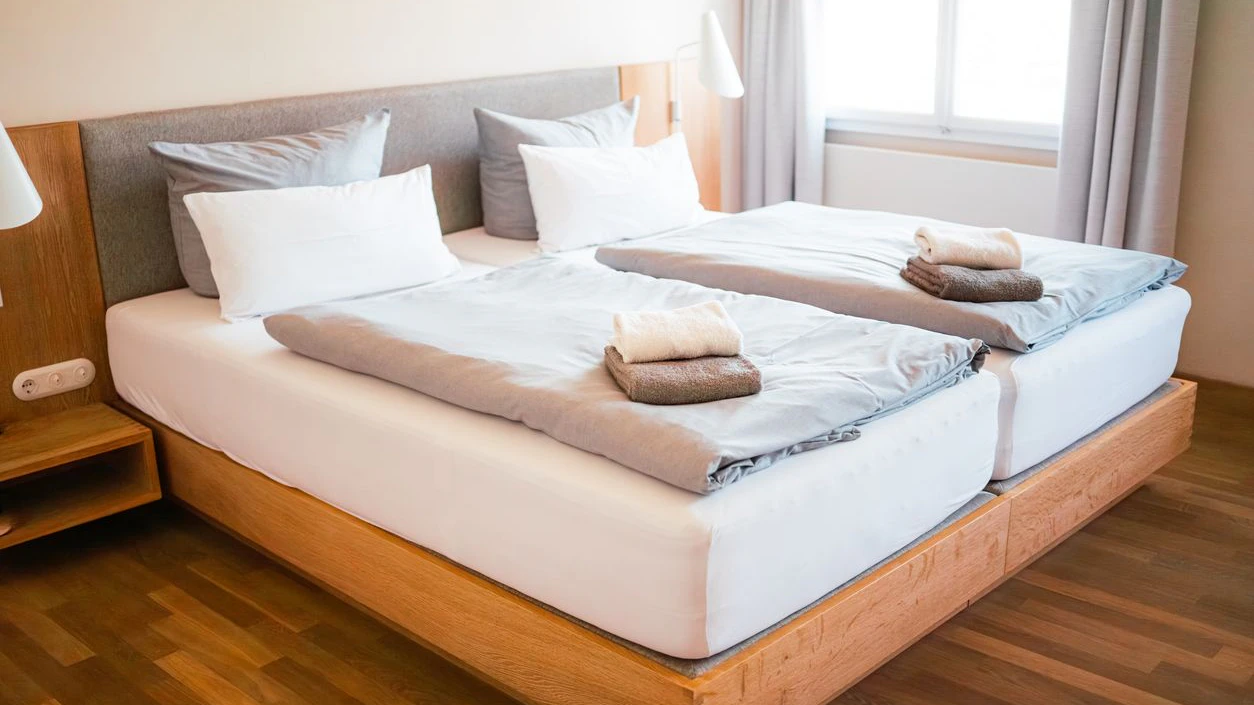 Heute.at - Kein Zimmer für alleinreisende Frau – Hotelchef im Häfn