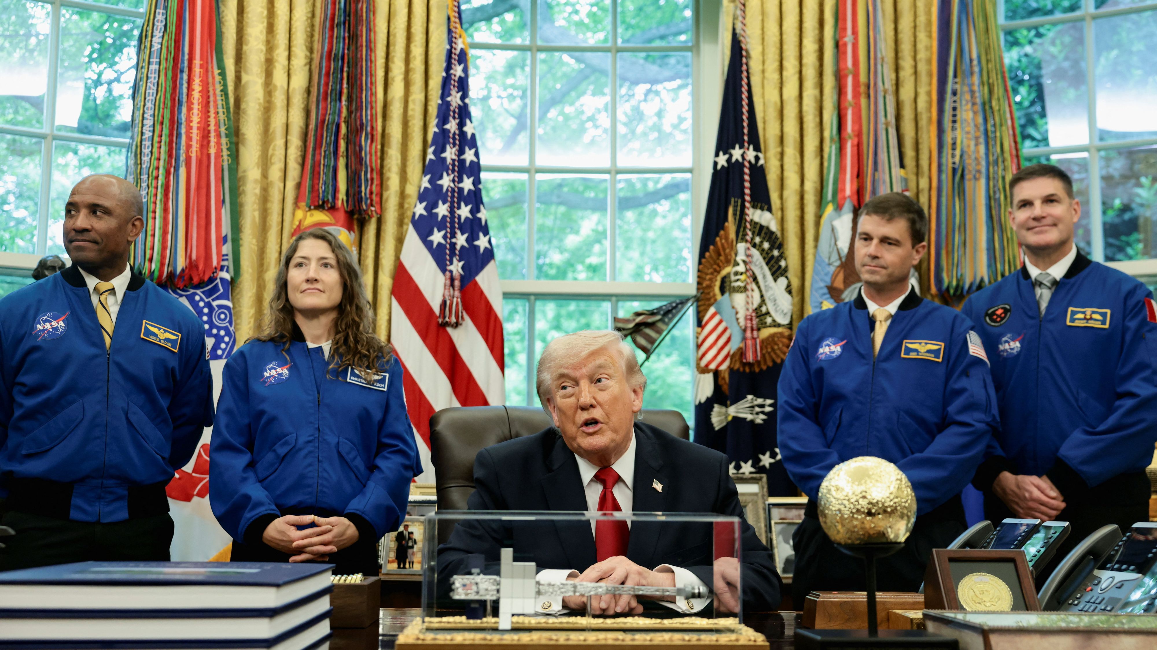 US-Präsident Donald Trump mit den vier Artemis-2-Astronauten Reid Wiseman, Victor Glover, Christina Koch und Jeremy Hansen.