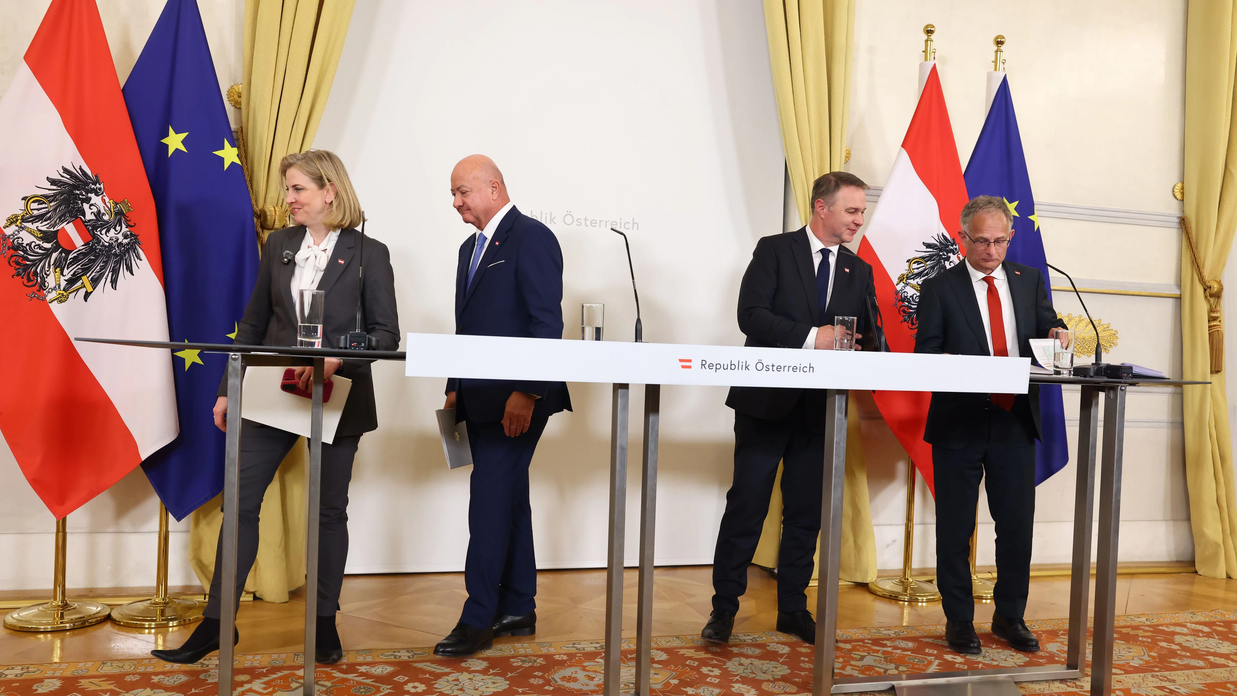 ... gemma lieber, sonst streicht er uns zwei auch noch weg