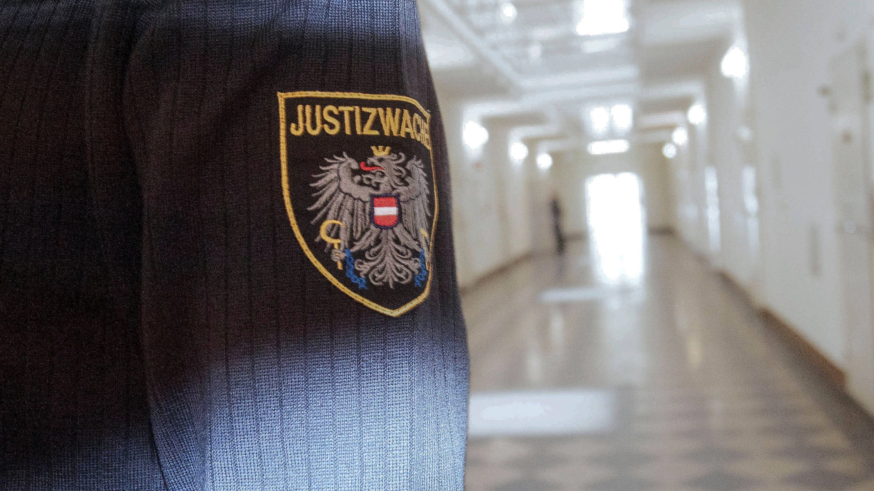 Heute.at - Drogenfund bei Razzia: Undercover-Ermittler in Haft