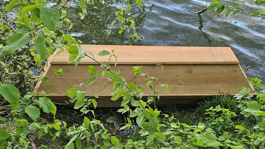 Die Polizei ermittelt nun die Hintergründe des Sargfundes.