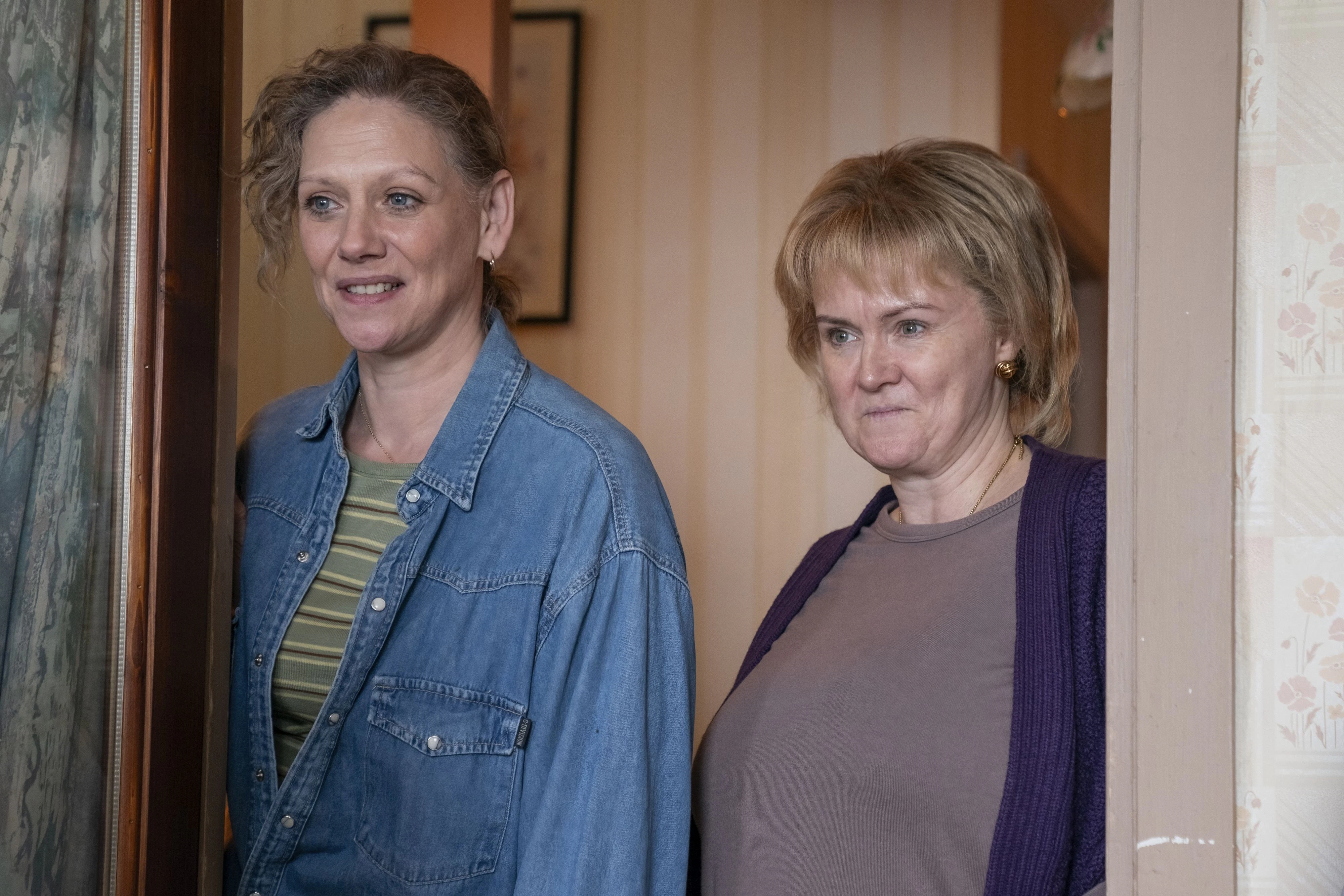 Die Mütter der beiden Burschen (Neve McIntosh, Marianne McIvor) leben im Working-Class-Schottland der Jahrtausendwende als lesbisches Paar zusammen