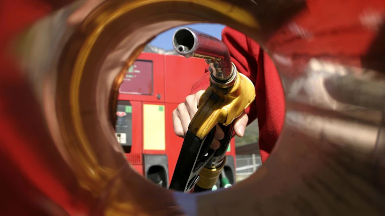 In Österreich geht die Spritpreisbremse in die Verlängerung. Sie wird bis Ende Mai schrittweise gesenkt. Was dann passiert? Unklar! An den Ölbörsen stehen die Zeichen auf Eskalation: Der Preis für Benzin, Diesel und Kerosin könnte bald explodieren.
