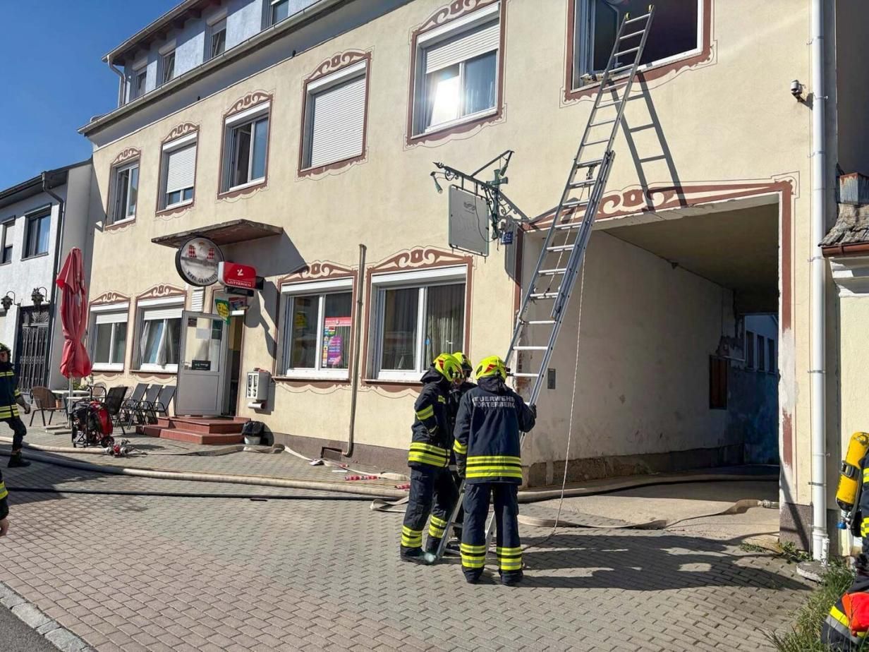 Sieben Feuerwehren standen im Einsatz, mehrere Trauergäste mussten ins Spital gebracht werden.