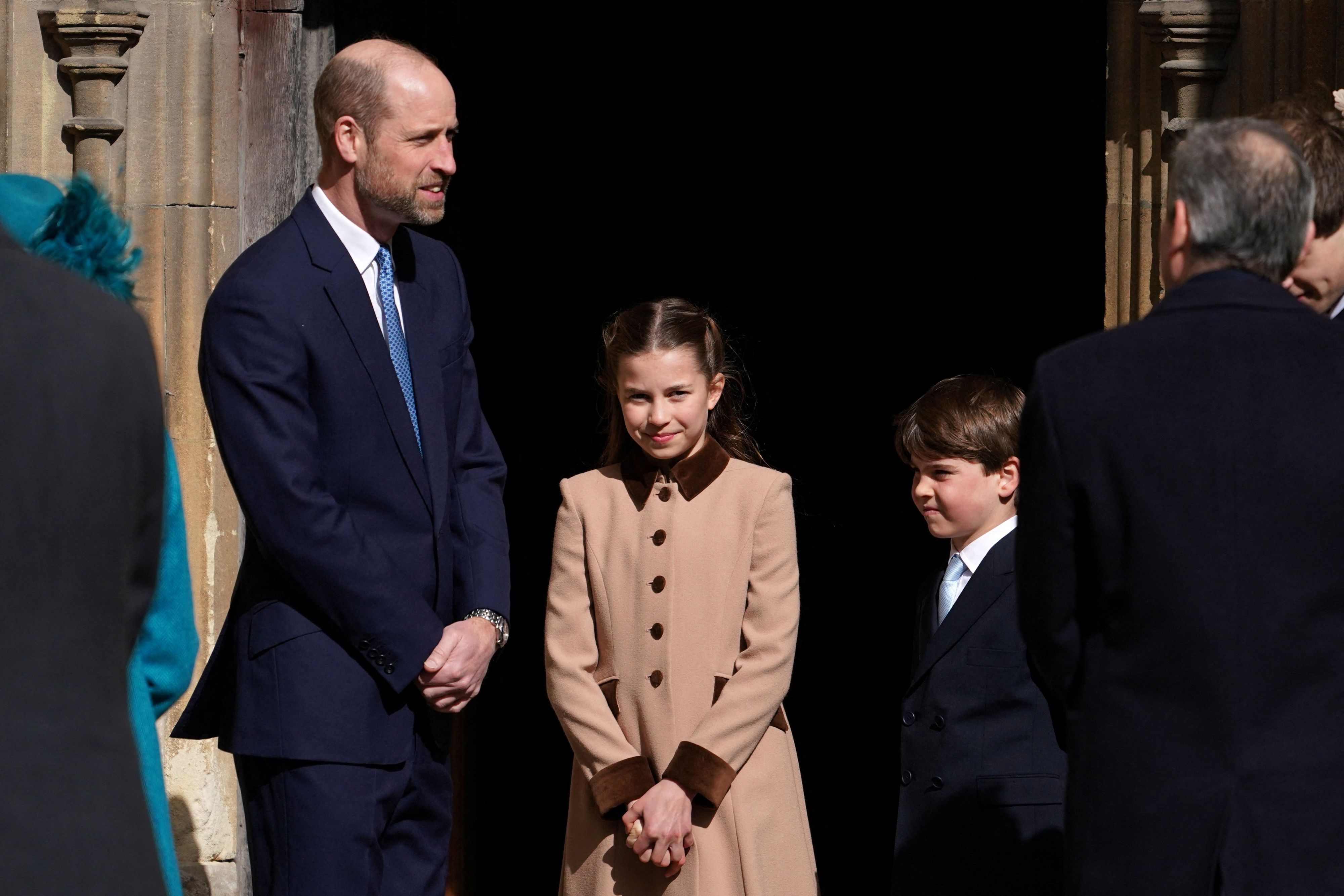 Prinzessin Charlotte mit Papa William und Bruder Louis bei der Ostermesse in der St. George's Kirche in Windsor.