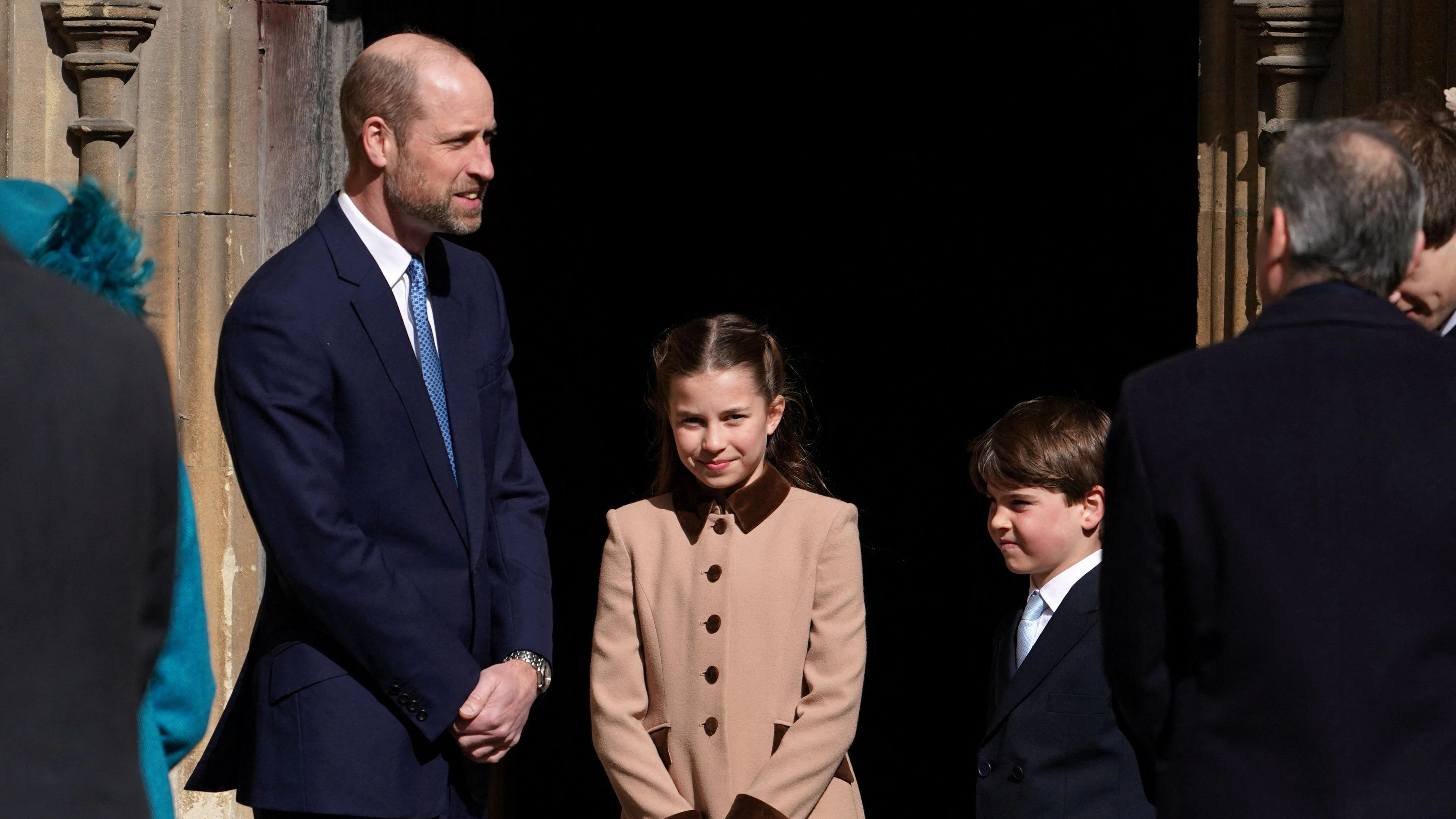 Prinzessin Charlotte mit Papa William und Bruder Louis bei der Ostermesse in der St. George's Kirche in Windsor.