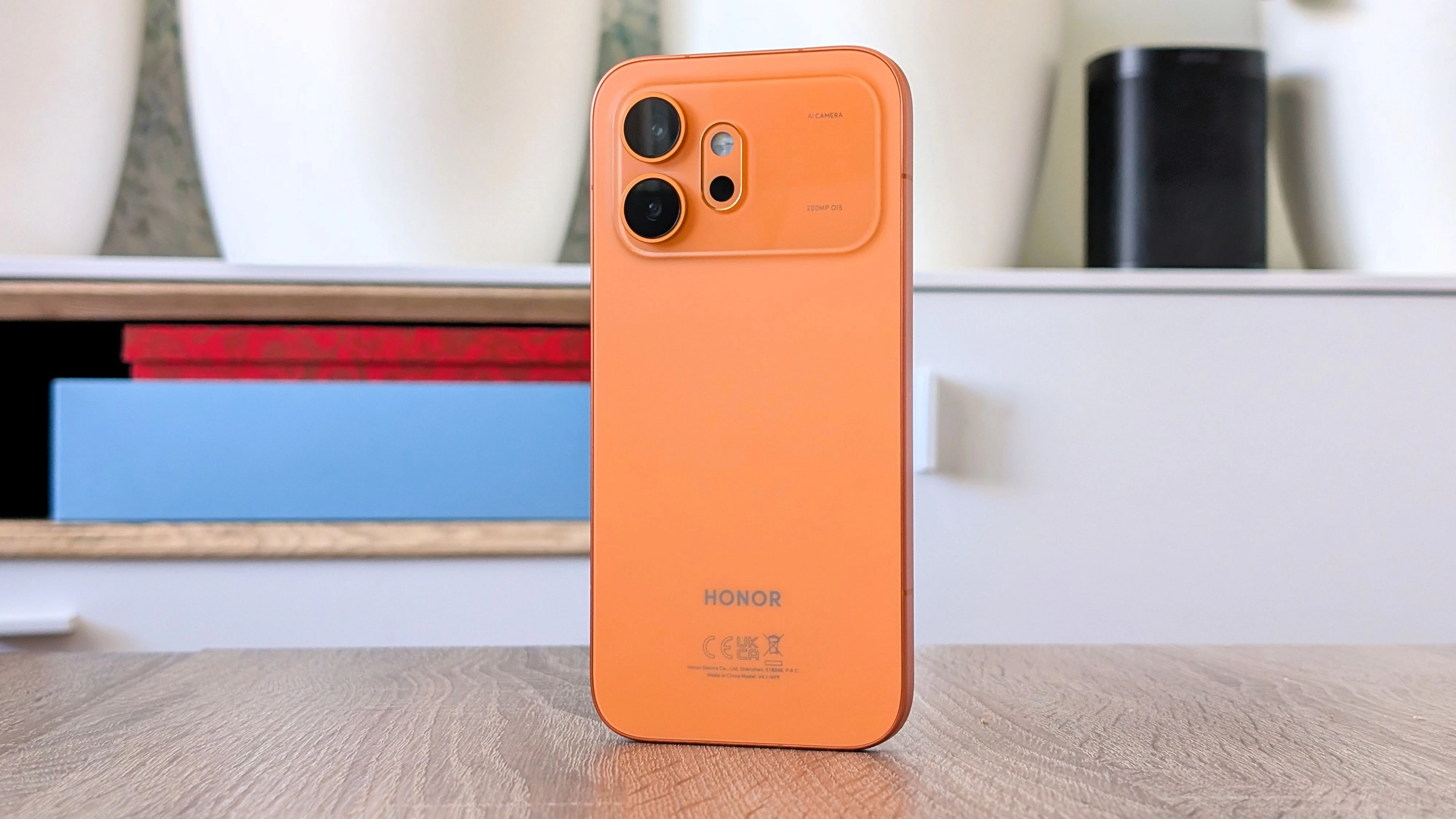 Das Honor 600 wirkt optisch deutlich anders als sein Vorgänger und erinnert stark an das Apple iPhone 17 Pro.